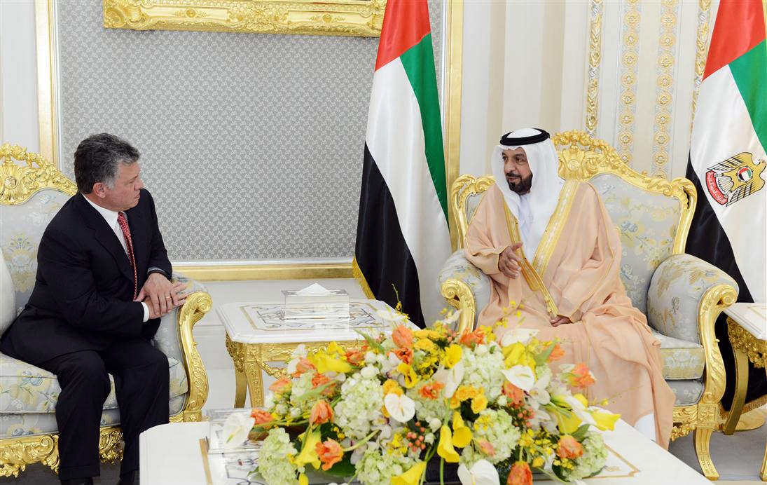 رئيس دولة الامارات الشيخ خليفة بن زايد آل نهيان أثناء جلسة مباحثات مع العاهل الاردني ملك المملكة الأردنية الهاشمية عبدالله الثاني بن الحسين