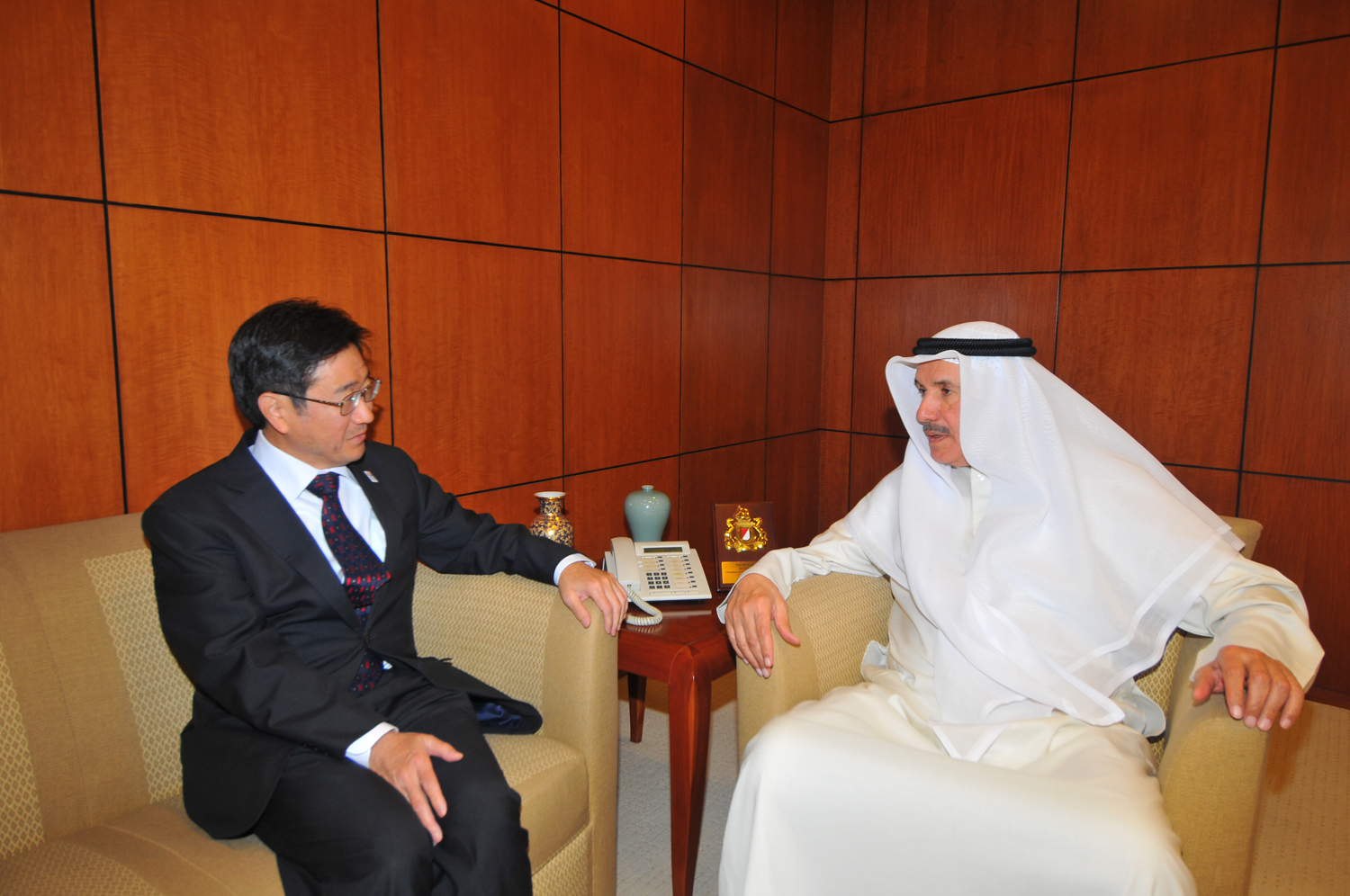 عضو مجلس ادارة غرفة تجارة وصناعة الكويت خالد الصقر مع السفير الياباني لدى الكويت توشيهيرو تسوجيهارو