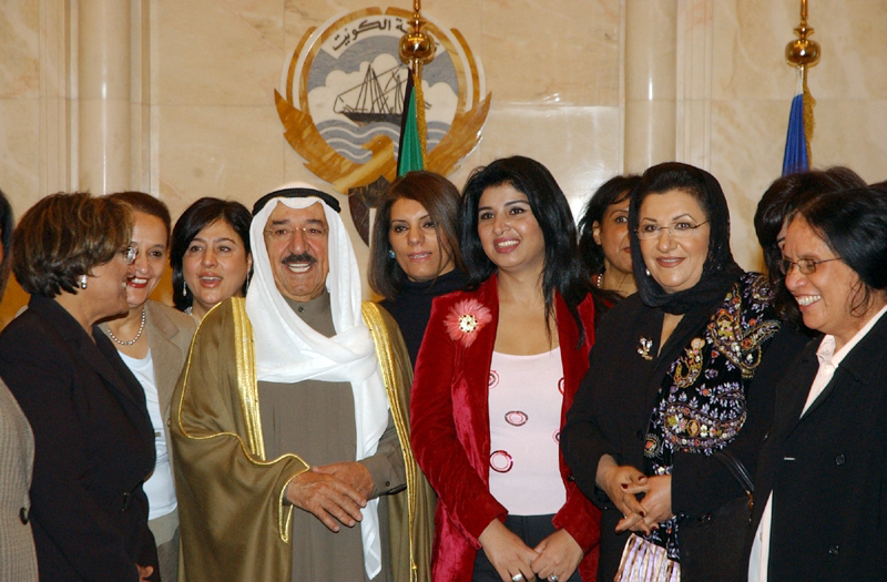 حضرة صاحب السمو امير البلاد الشيخ صباح الاحمد الجابر الصباح أثناء استقباله عدد من المشاركات في الفعاليات النسائية