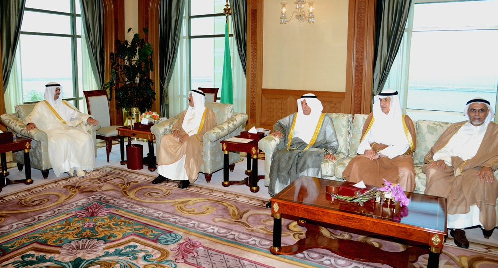 حضرة صاحب السمو امير البلاد الشيخ صباح الاحمد الجابر الصباح أثناء استقباله معالي رئيس مجلس الامة علي فهد الراشد ومجموعة من اهالي منطقة الشامية