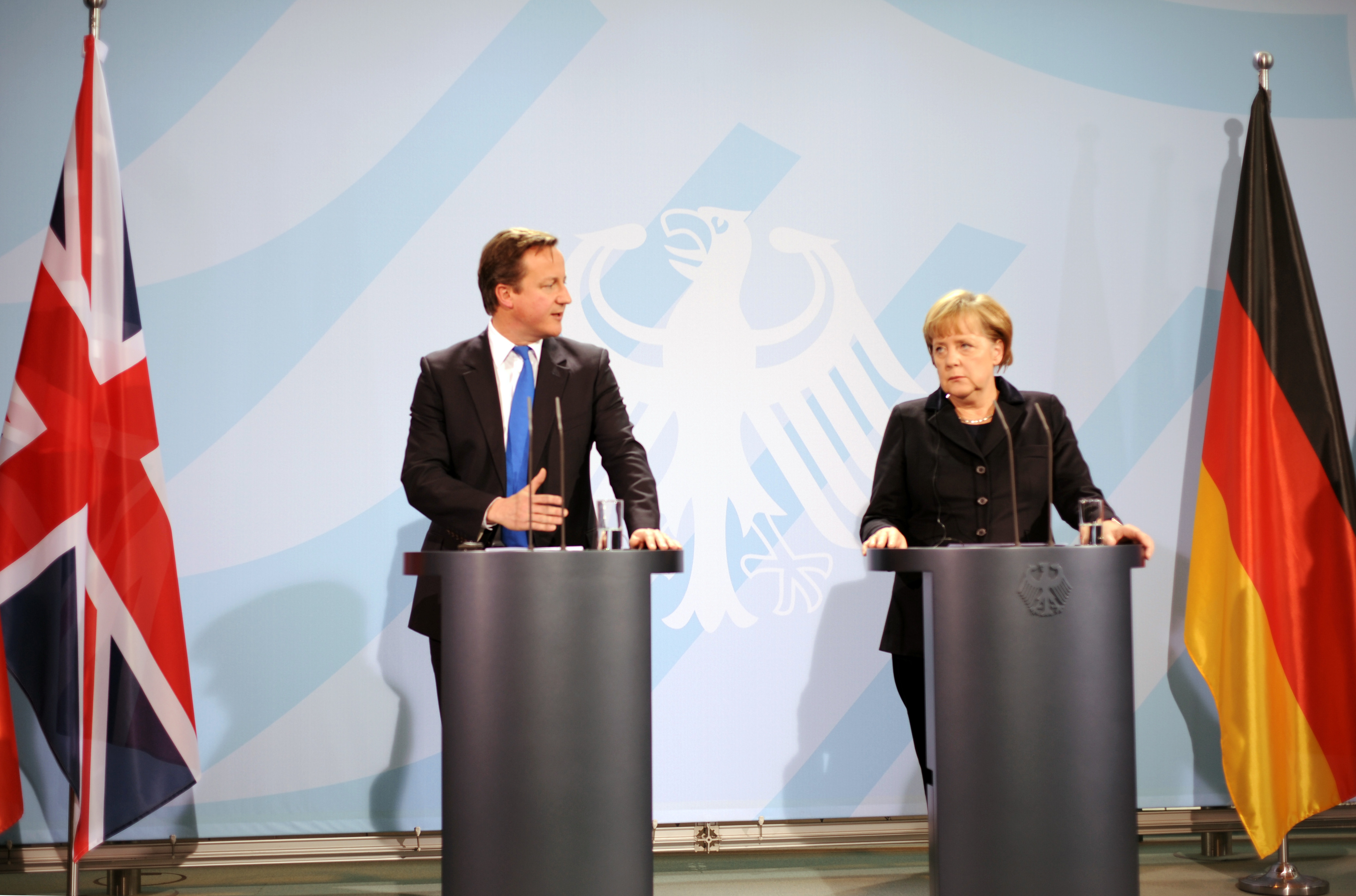 المستشارة الالمانية انغيلا ميركل ورئيس الوزراء البريطاني ديفيد كاميرون خلال المؤتمر الصحافي