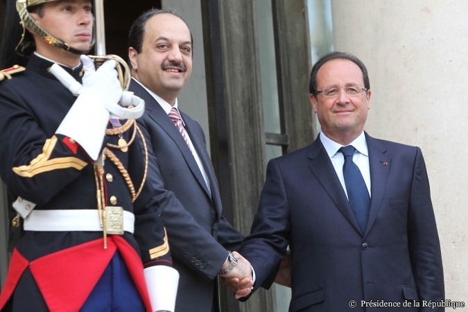 الرئيس الفرنسي فرانسوا هولاند ووزير الخارجية القطري خالد العطية