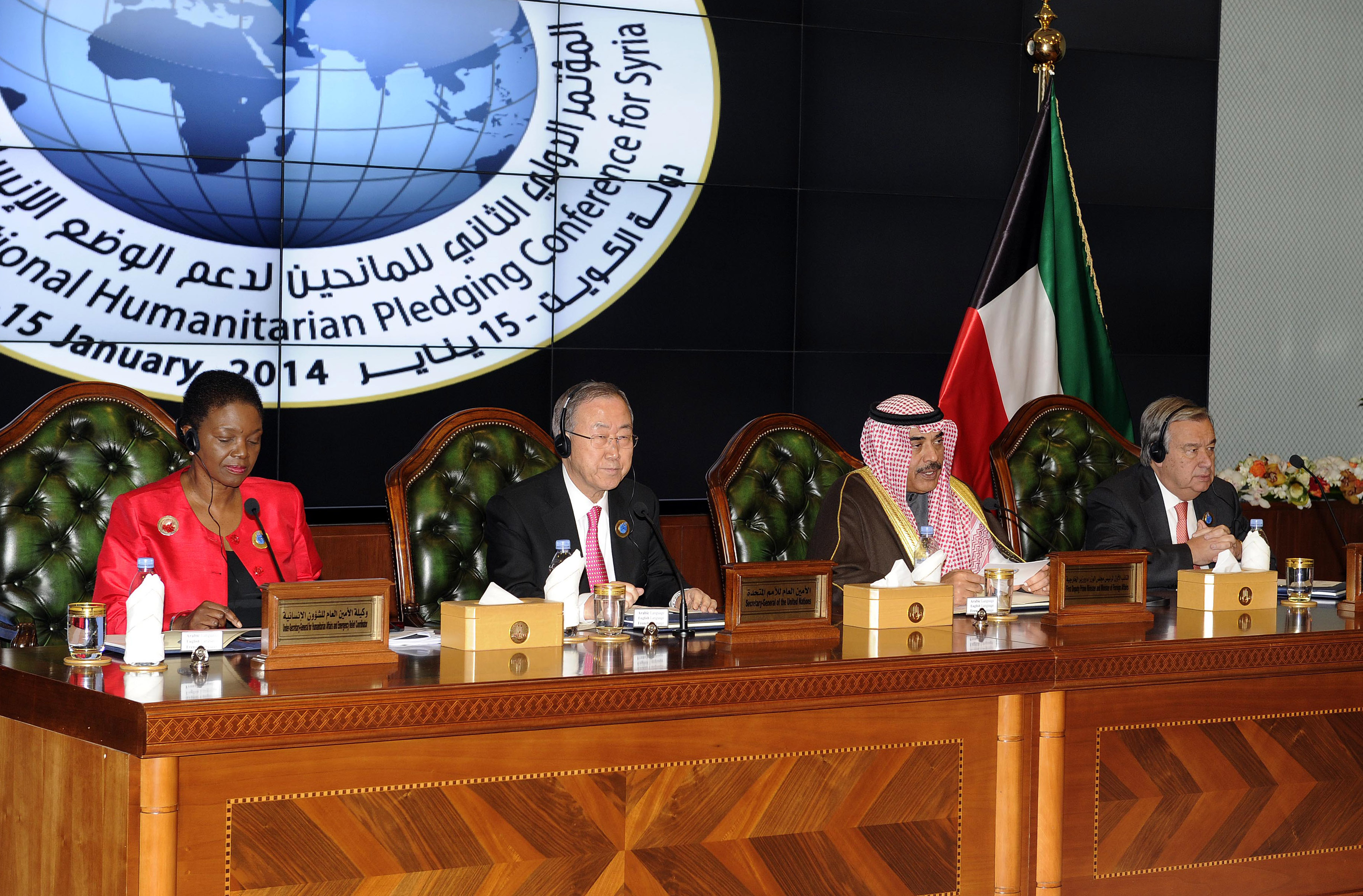 السكرتير العام للامم المتحدة بان كي مون مع النائب الاول لرئيس مجلس الوزراء ووزير الخارجية الشيخ صباح خالد الحمد الصباح أثناء المؤتمر الصحافي المشترك في ختام المؤتمر