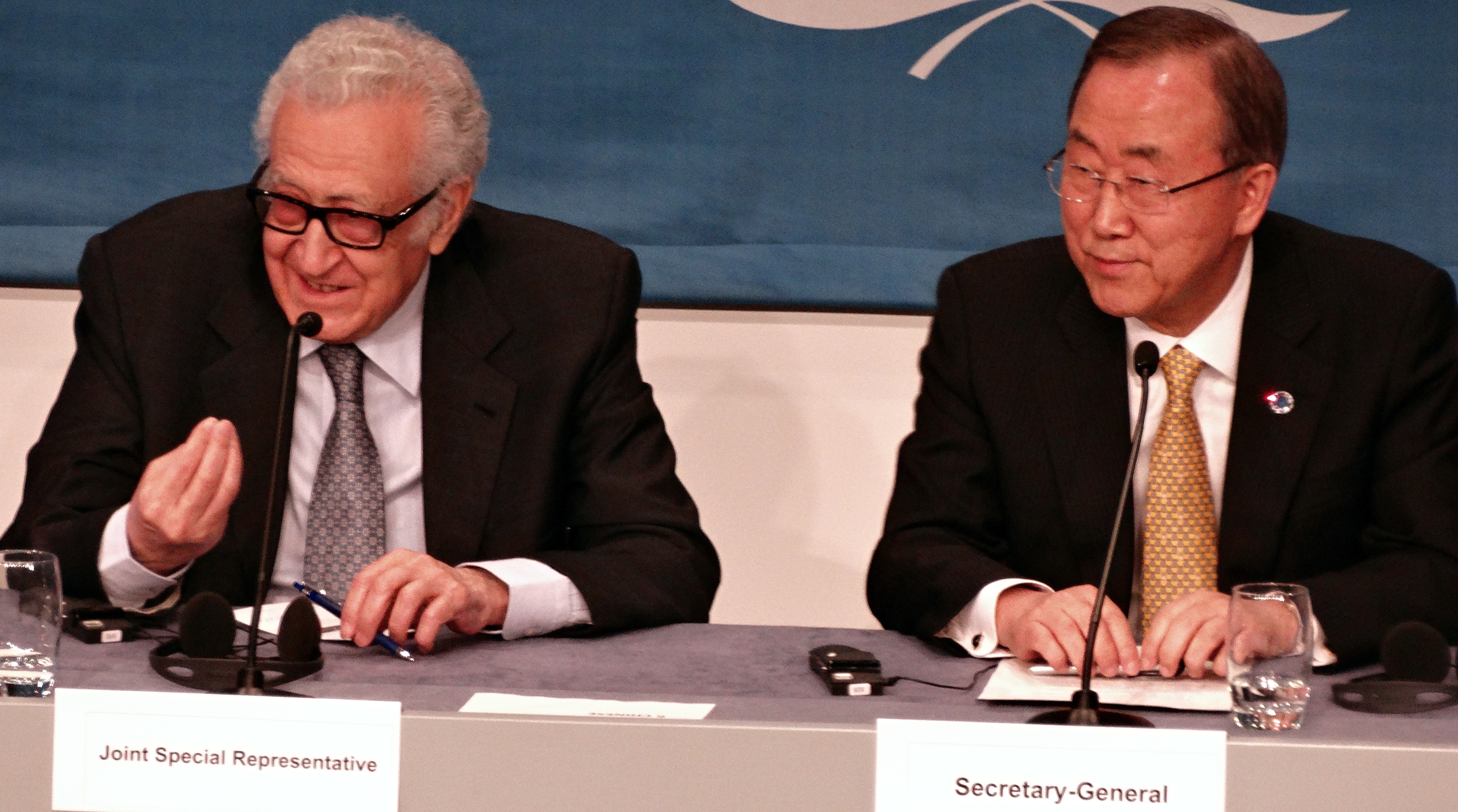 السكرتير العام للامم المتحدة بان كي مون والمبعوث الاممي العربي المعني بالازمة السورية الاخضر الابراهيمي أثناء المؤتمر الصحافي
