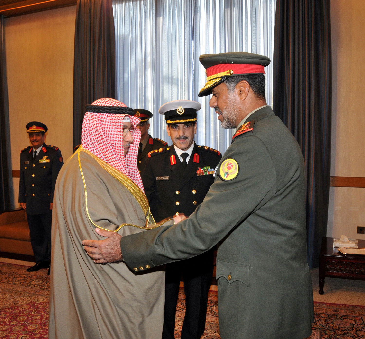 نائب رئيس مجلس الوزراء ووزير الدفاع الشيخ خالد الجراح الصباح مستقبلا الفريق ركن الشيخ عبدالله نواف الأحمد الصباح