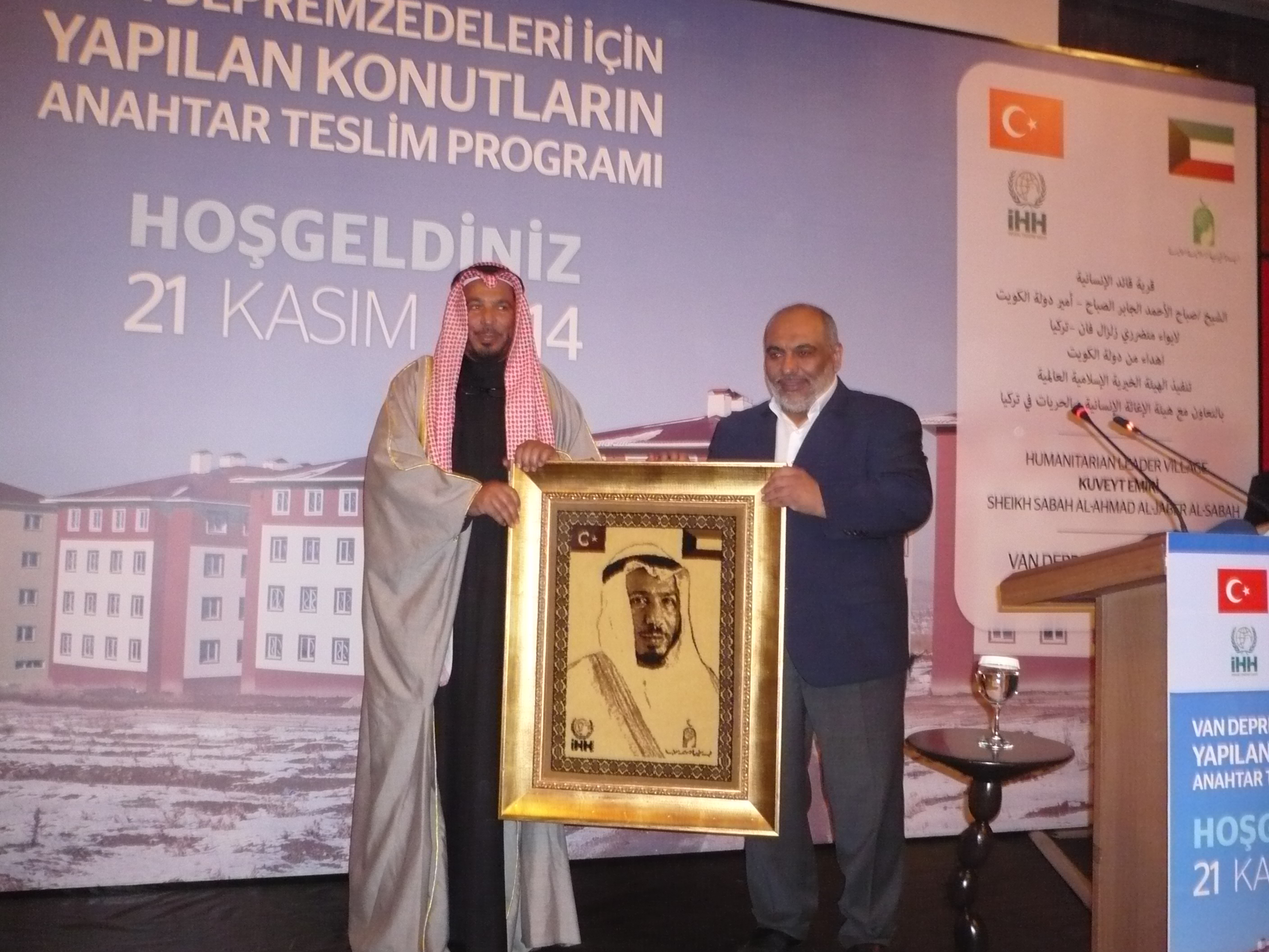 Head of Humanitarian Relief Foundation presents a commemorative gift to Chairman and Amiri Diwan's Advisor Abdullah Al-Maatouq