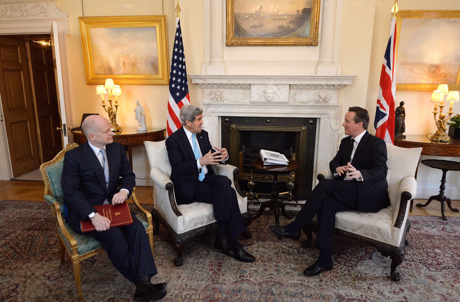 رئيس الوزراء البريطاني ديفيد كاميرون مع وزير الخارجية الامريكي جون كيري