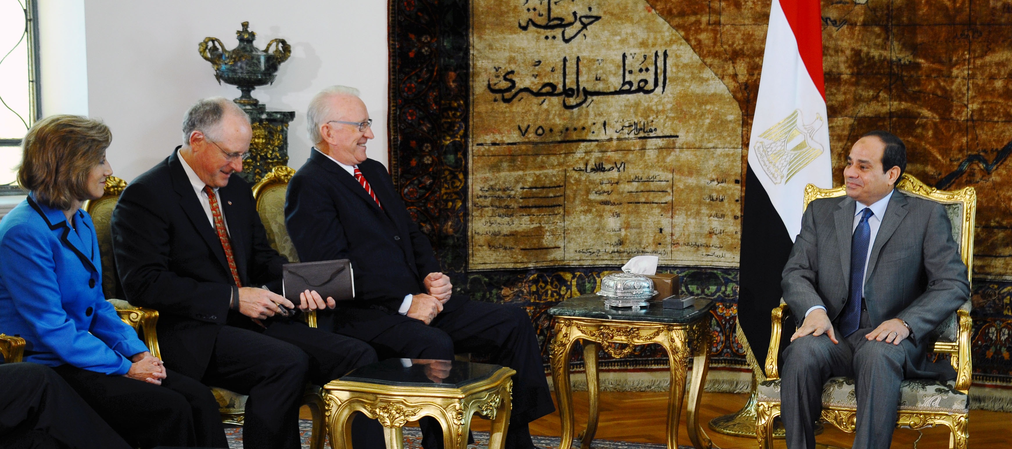 الرئيس المصري عبد الفتاح السيسي خلال مباحثات مع وفد من مجلس النواب الأمريكي برئاسة هوارد ماكيون رئيس لجنة الخدمات العسكرية
