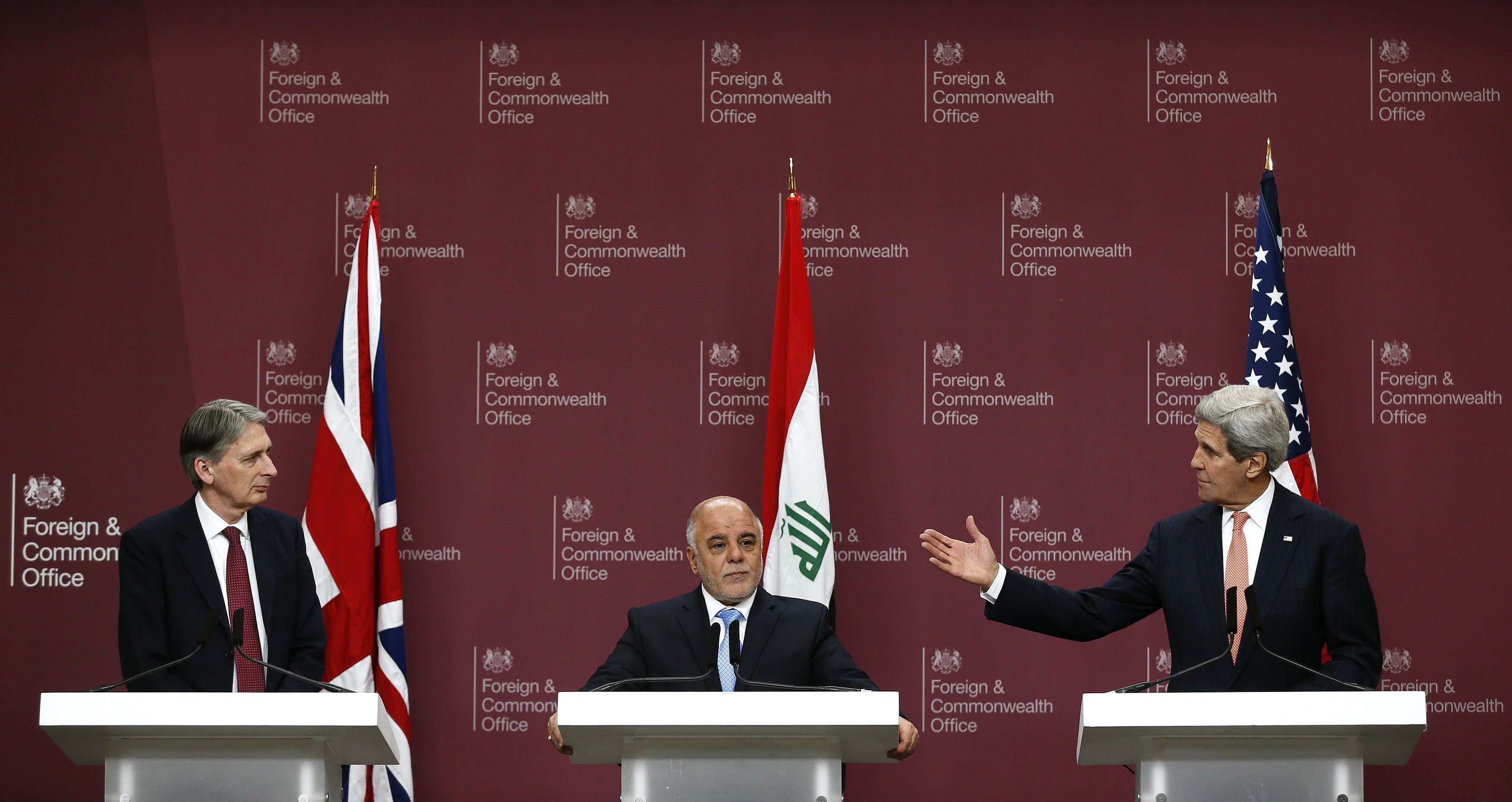 وزير الخارجية الأمريكي جون كيري في مؤتمر صحفي مشترك مع نظيره البريطاني فيليب هاموند  ورئيس الوزراء العراقي حيدر العبادي