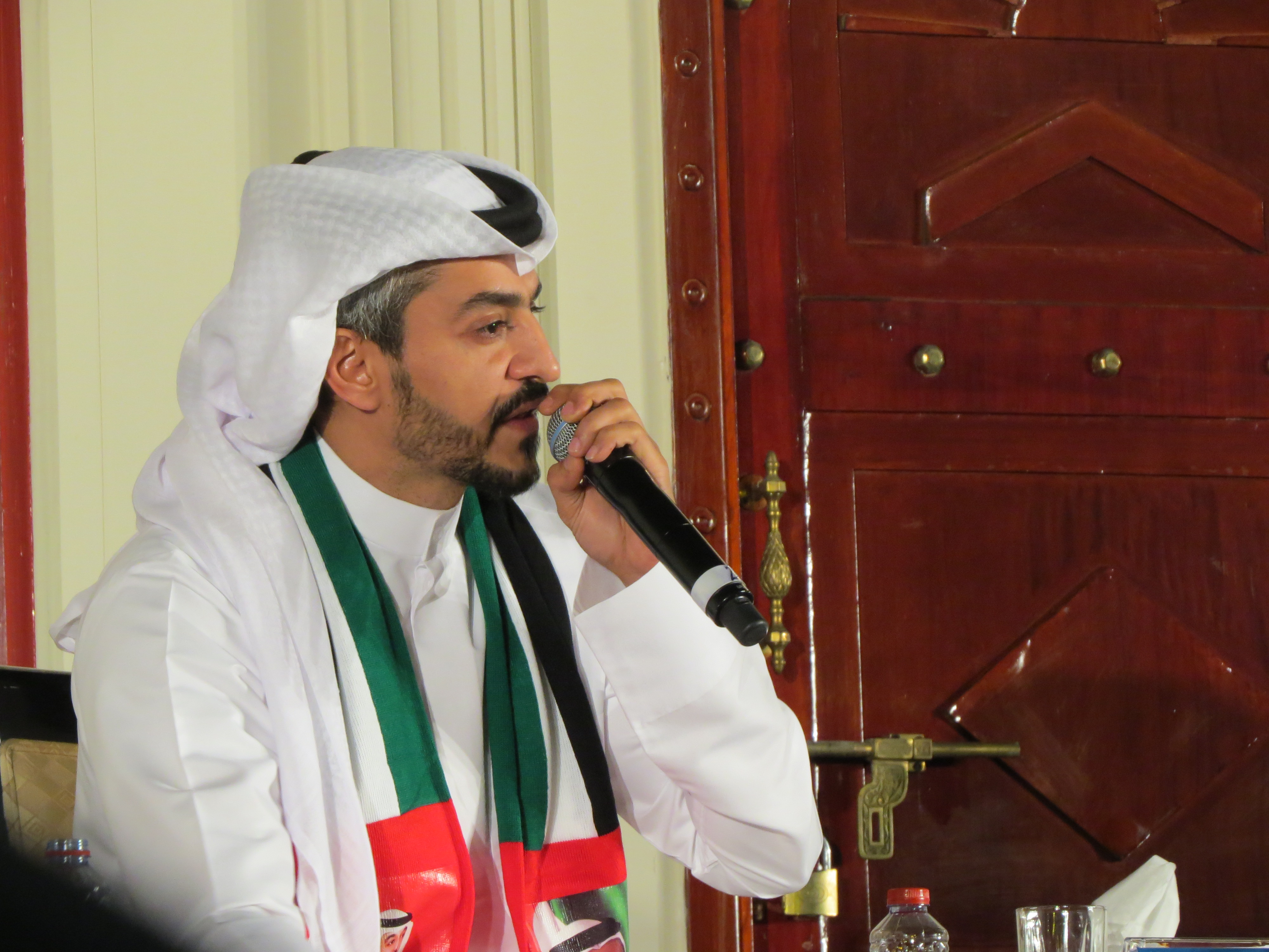 الشاعر الكويتي فيصل العدواني خلال مشاركته في أمسية (لبيك ياوطن) في دبي