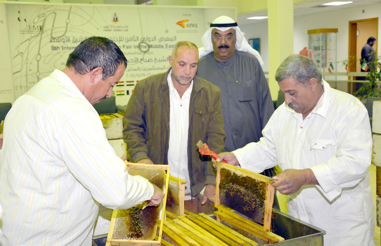 مدير مركز النحل أحمد الطرموم والمهندس وليد التطاوي يتابعان عملية الفرز