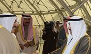 حضرة صاحب السمو أمير البلاد الشيخ صباح الأحمد الجابر الصباح حفظه الله ورعاه مغادرا الى السعودية وفي وداعه سمو الشيخ ناصر المحمد الاحمد الصباح