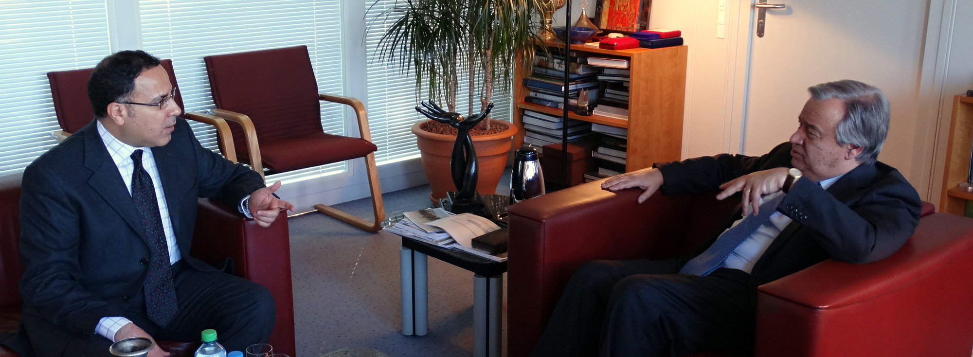 مفوض الأمم المتحدة السامي لشؤون اللاجئين انطونيو غوتيريس مع مندوب دولة الكويت الدائم لدى الامم المتحدة والمنظمات الدولية في جنيف السفير جمال الغنيم