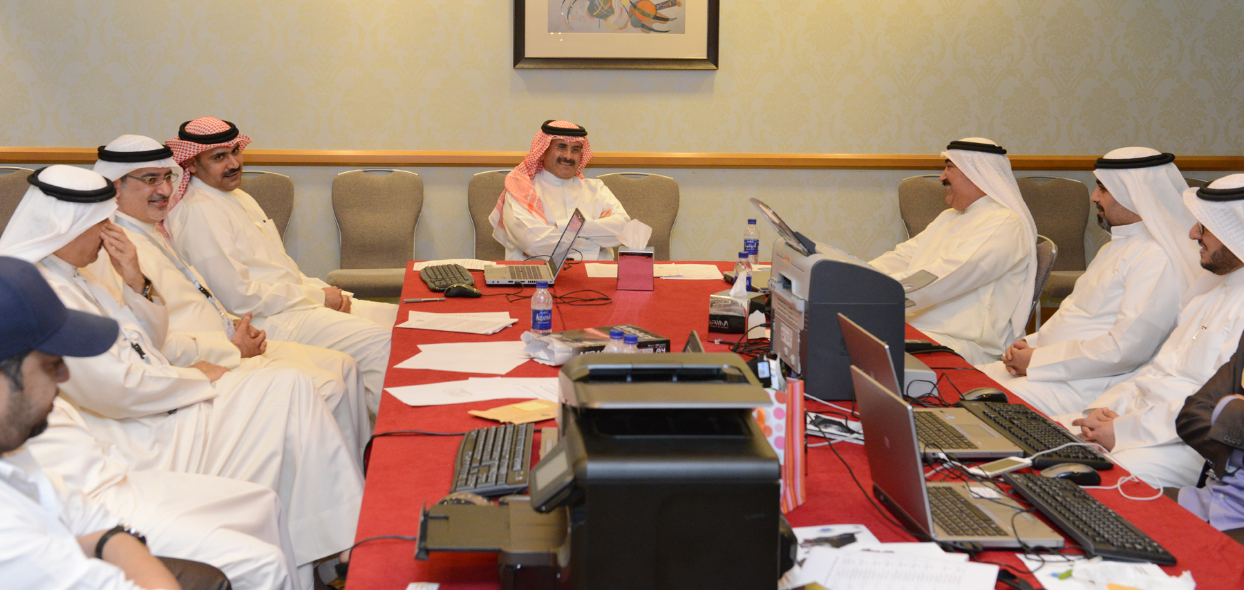 رئيس مجلس الادارة المدير العام لوكالة الانباء الكويتية (كونا) الشيخ مبارك دعيج الابراهيم الصباح خلال تفقده مركز (كونا) في فندق (كورت يارد ماريوت)