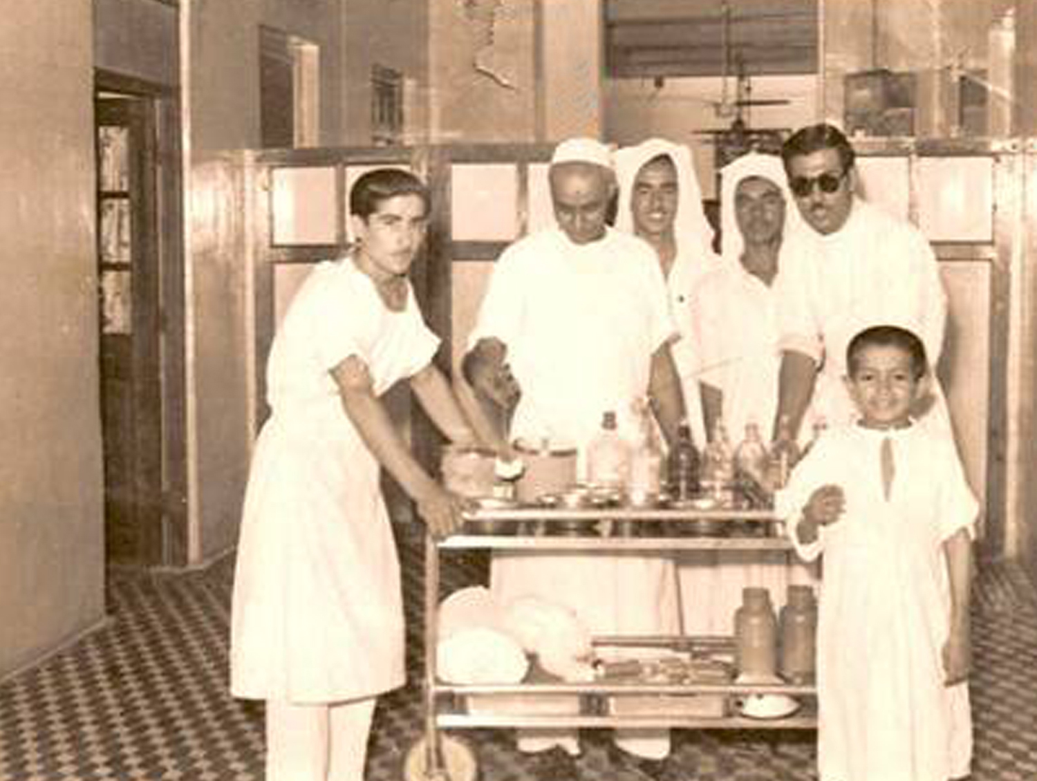 مضمدين من الجاليات العربية المتخصصين في التمريض بمستشفى الأميري عام 1953