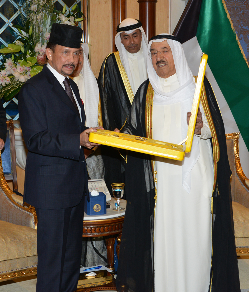 His Highness the Amir Sheikh Sabah Al-Ahmad Al-Jaber Al-Sabah exchanges orders with Sultan of Brunei Haji Hassanal Bolkiah