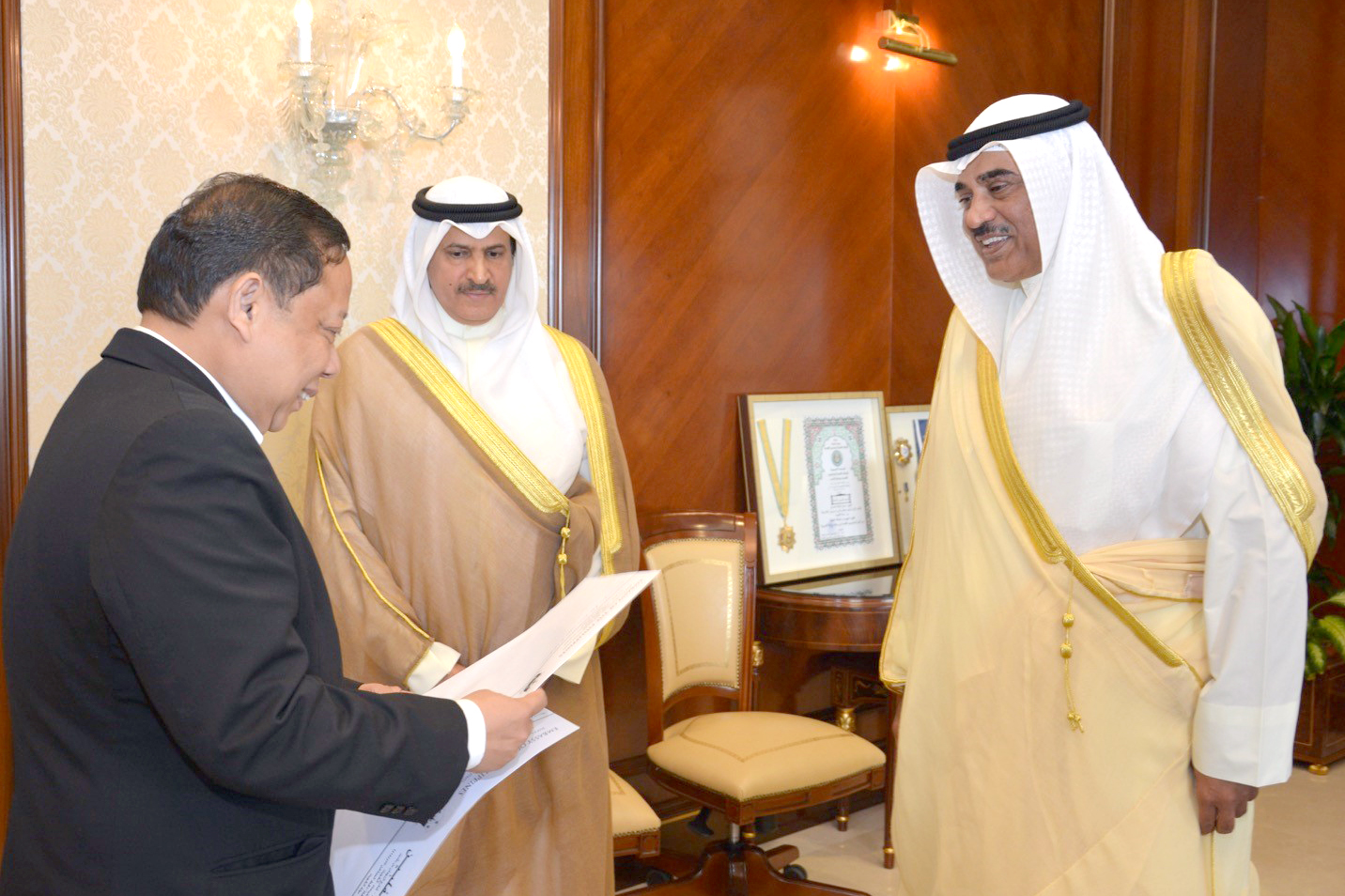 First Deputy Prime Minister, Minister of Foreign Affairs Sheikh Sabah Al-Khaled Al-Sabah received credentials of the Ambassador of the Philippines to Kuwait