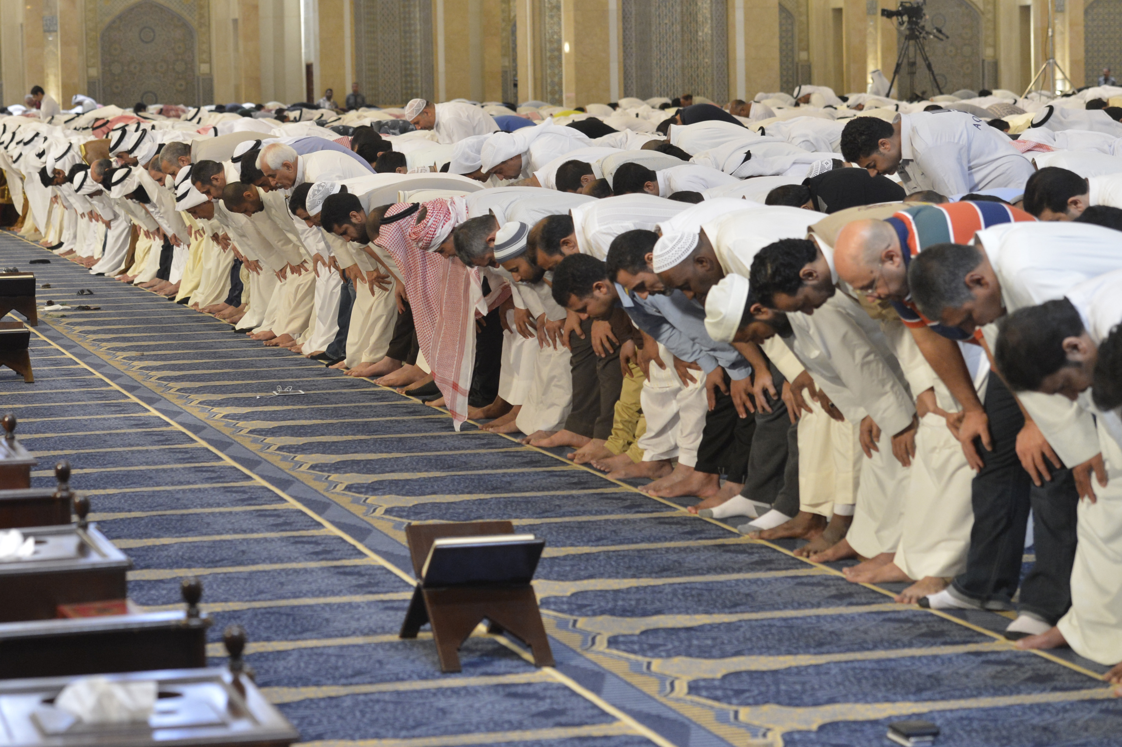 KUNA Thousands of worshippers perform Friday prayer at the Grand Mosque Religion 03/07/2015