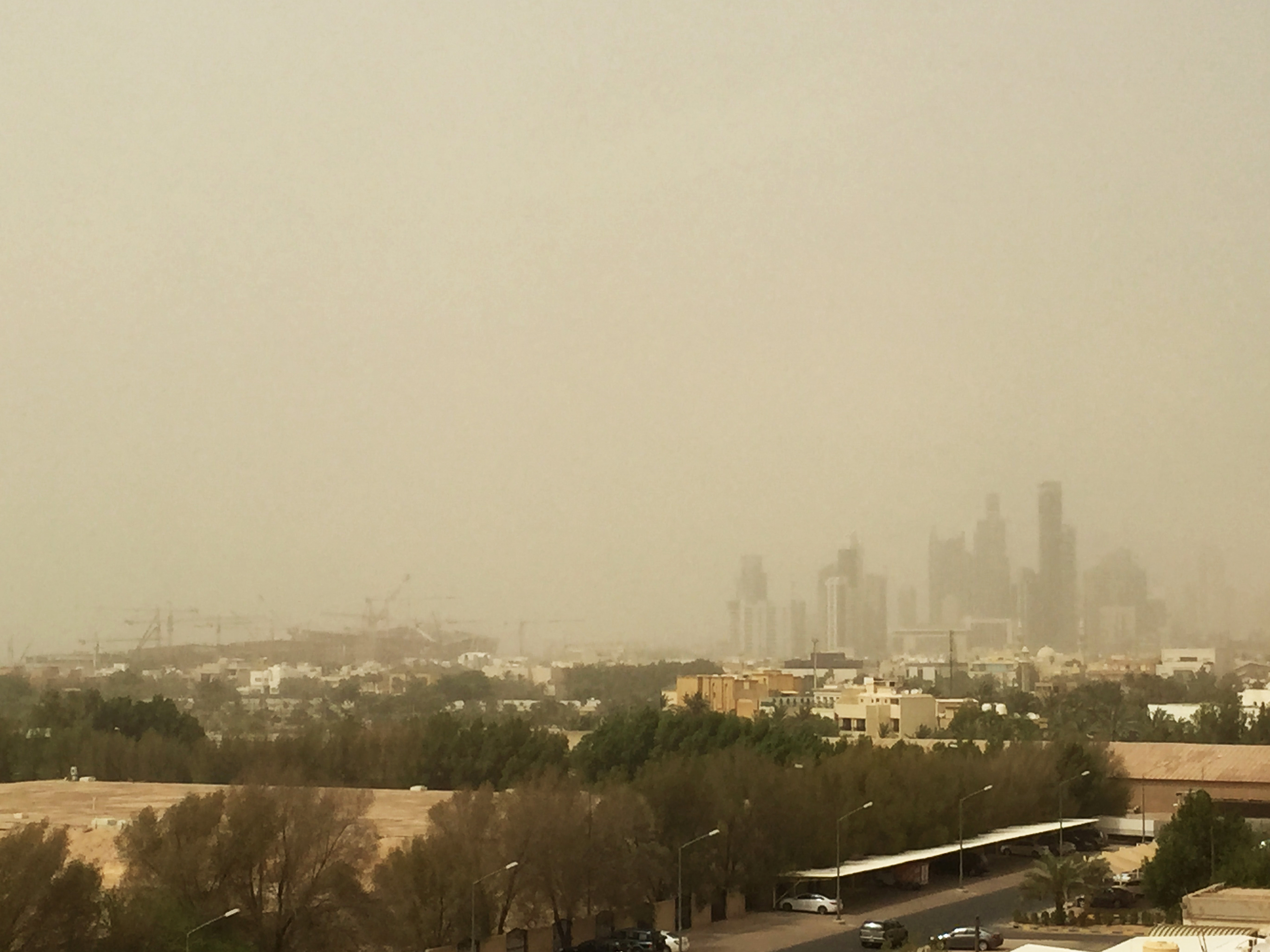 مدينة الكويت تبدو مغطاة بالغبار بسبب ارتفاع سرعة الرياح الى ما بين 25 - 50 كم/ساعة
