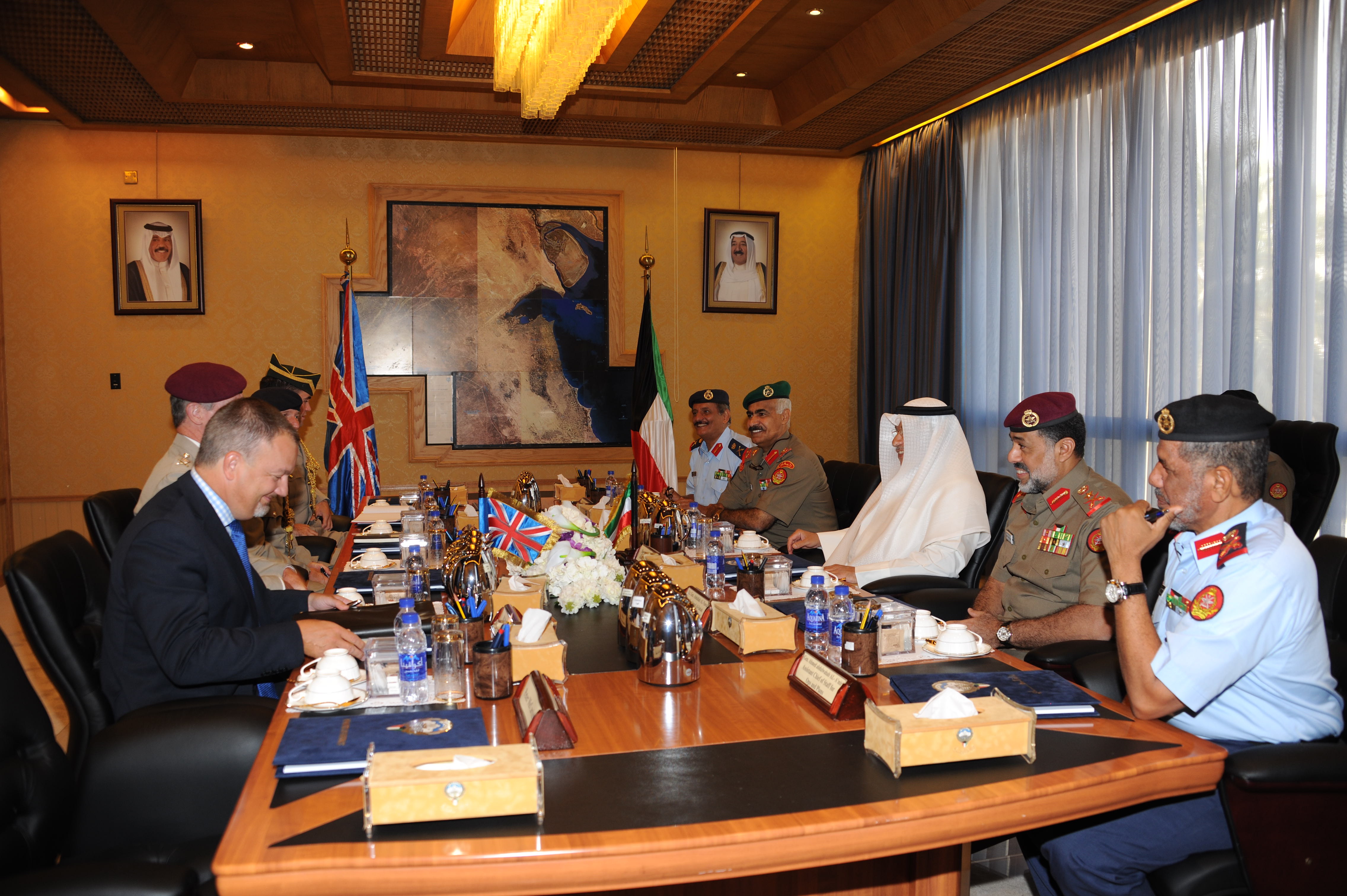 نائب رئيس مجلس الوزراء ووزير الدفاع الشيخ خالد الجراح الصباح يبحث مع مستشار وزير الدفاع البريطاني لشؤون الشرق الاوسط الفريق توماس بيكيت اهم الامور العسكرية بين البلدين