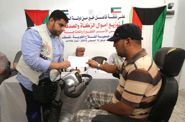 محسنون كويتيون يقدمون مساعدات نقدية لمئات الاسر في قطاع غزة