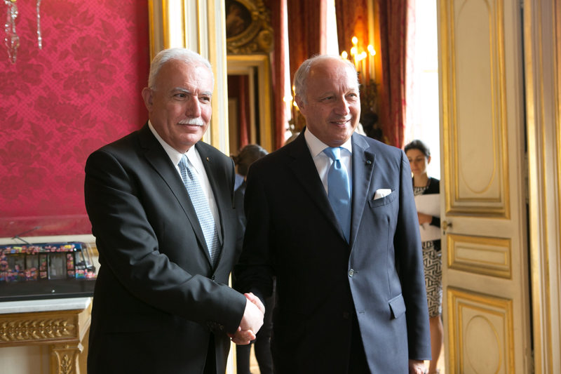 وزير الخارجية الفلسطيني رياض المالكي  مع نظيره الفرنسي لوران فابيوس