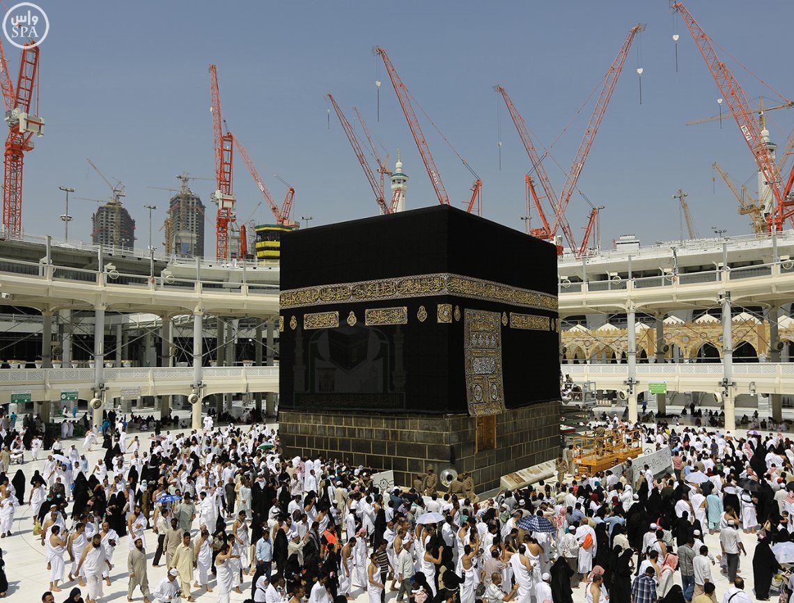 Millions watch annual custom of replacing Kaaba's kiswa