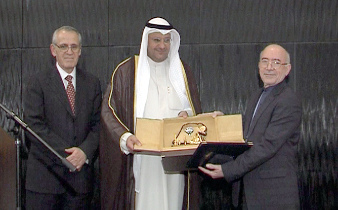 Kuwait's Health Minister Dr. Ali Al-Obaidi has handed the Award of the State of Kuwait prize for the control of cancer, cardiovascular diseases and diabetes in the Eastern Mediterranean Region to Iranian Dr. Nizal Sarrafzadegan