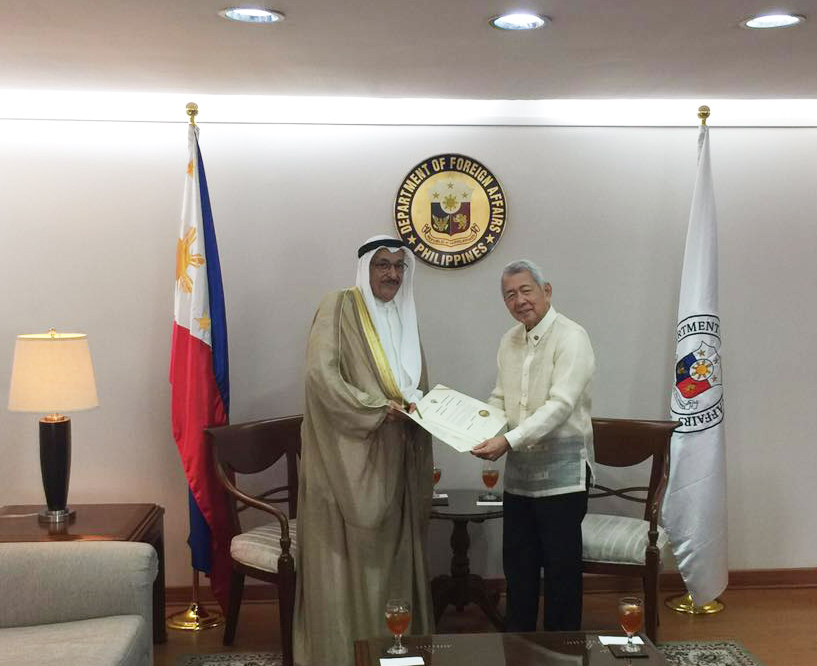 Kuwaiti Ambassador Musaed Saleh Al-Thuwaikh with the Philippines' Foreign Secretary Perfecto Yasay