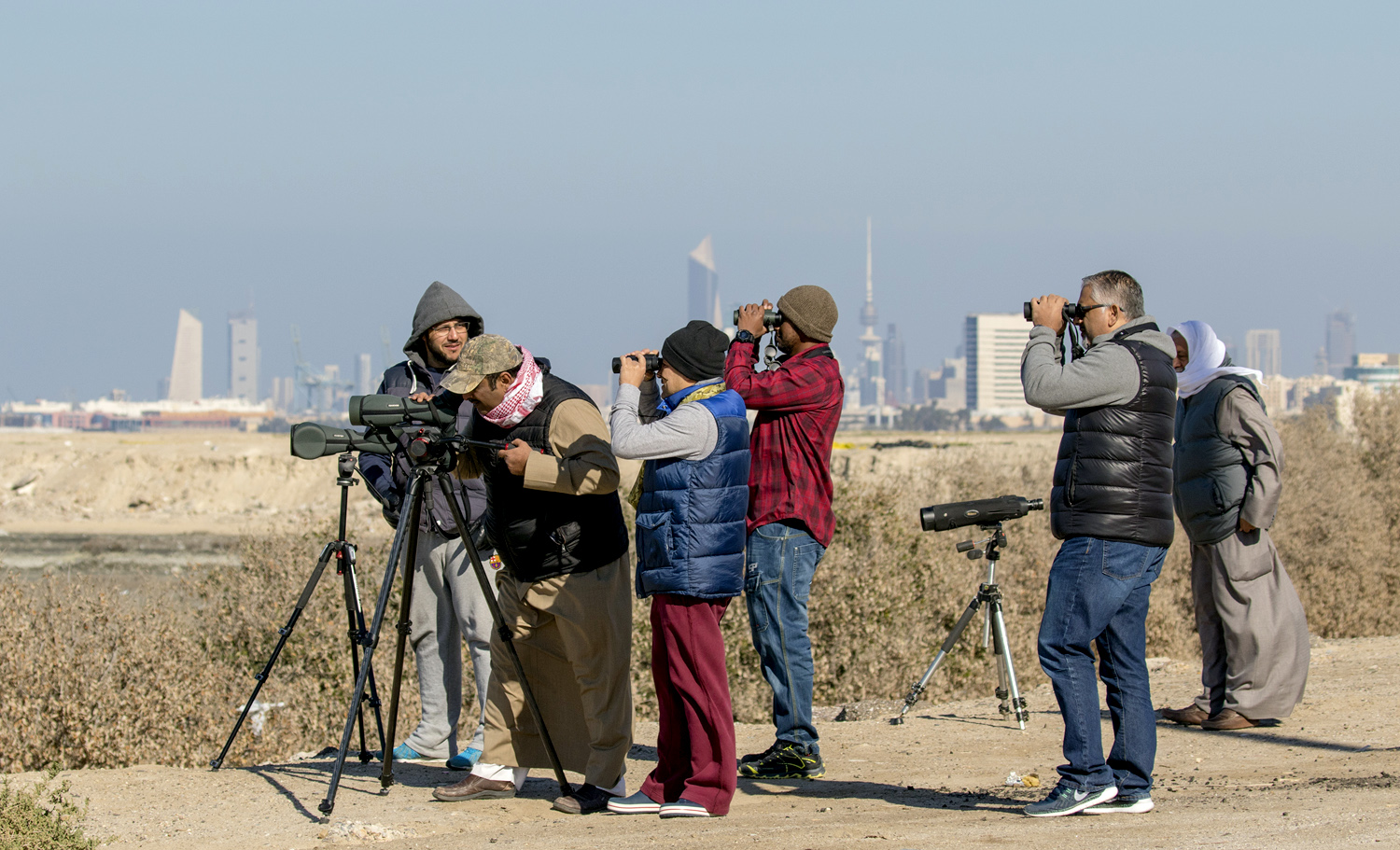 فريق رصد وحماية الطيور بالجمعية الكويتية لحماية البيئة خلال عملية حصر أعداد الطيور المهاجرة والمستوطنة