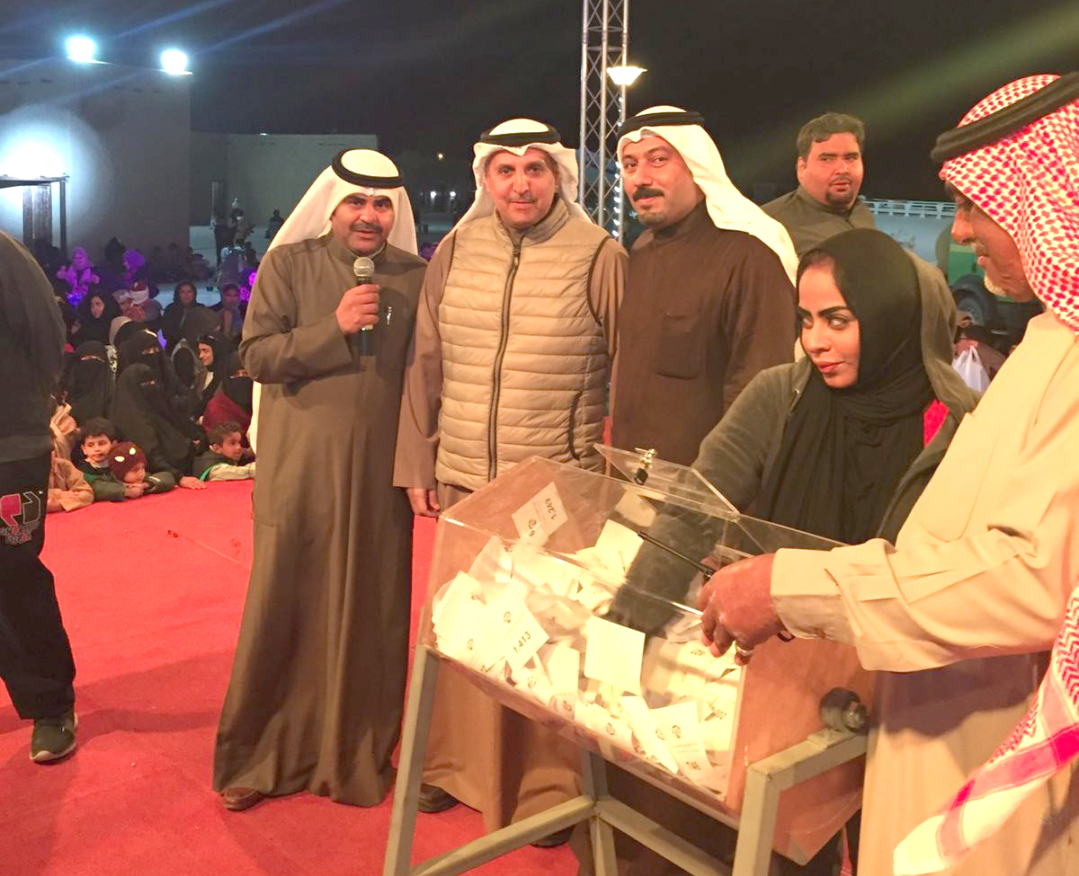 عضو اللجنة العليا المنظمة لمهرجان الموروث الشعبي الخليجي السادس سيف الشلاحي اثناء حضوره احد فعاليات المهرجان