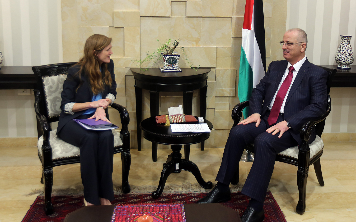 رئيس الحكومة الفلسطينية رامي الحمد الله خلال لقائه مع ممثلة الولايات المتحدة في الأمم المتحدة سامانثا باور