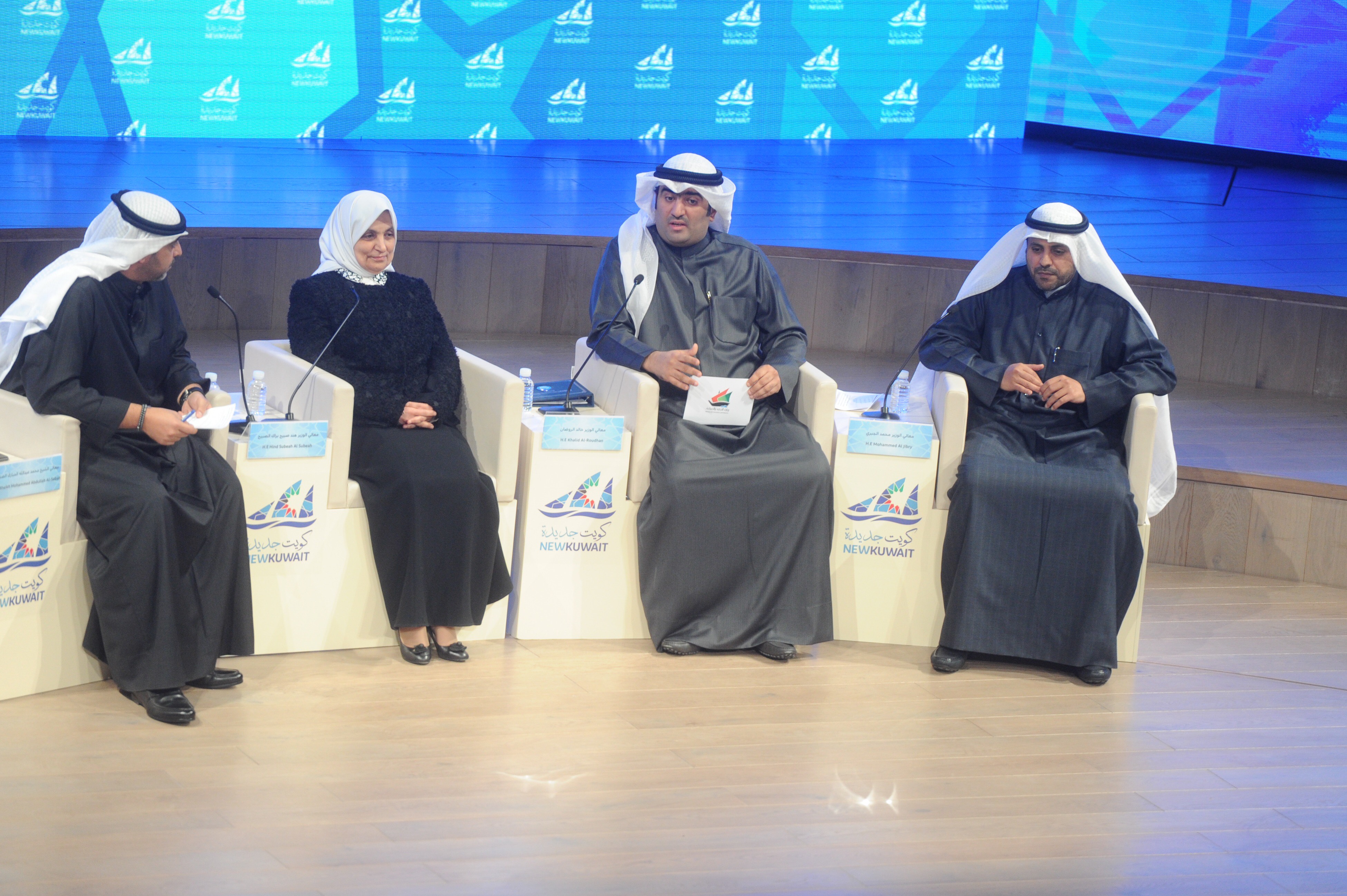 عدد من أعضاء الحكومة الكويتية خلال الجلسة الحوارية الوزارية لاستعراض الركائز السبعة لخطة التنمية الوطنية وذلك ضمن حفل (كويت جديدة)