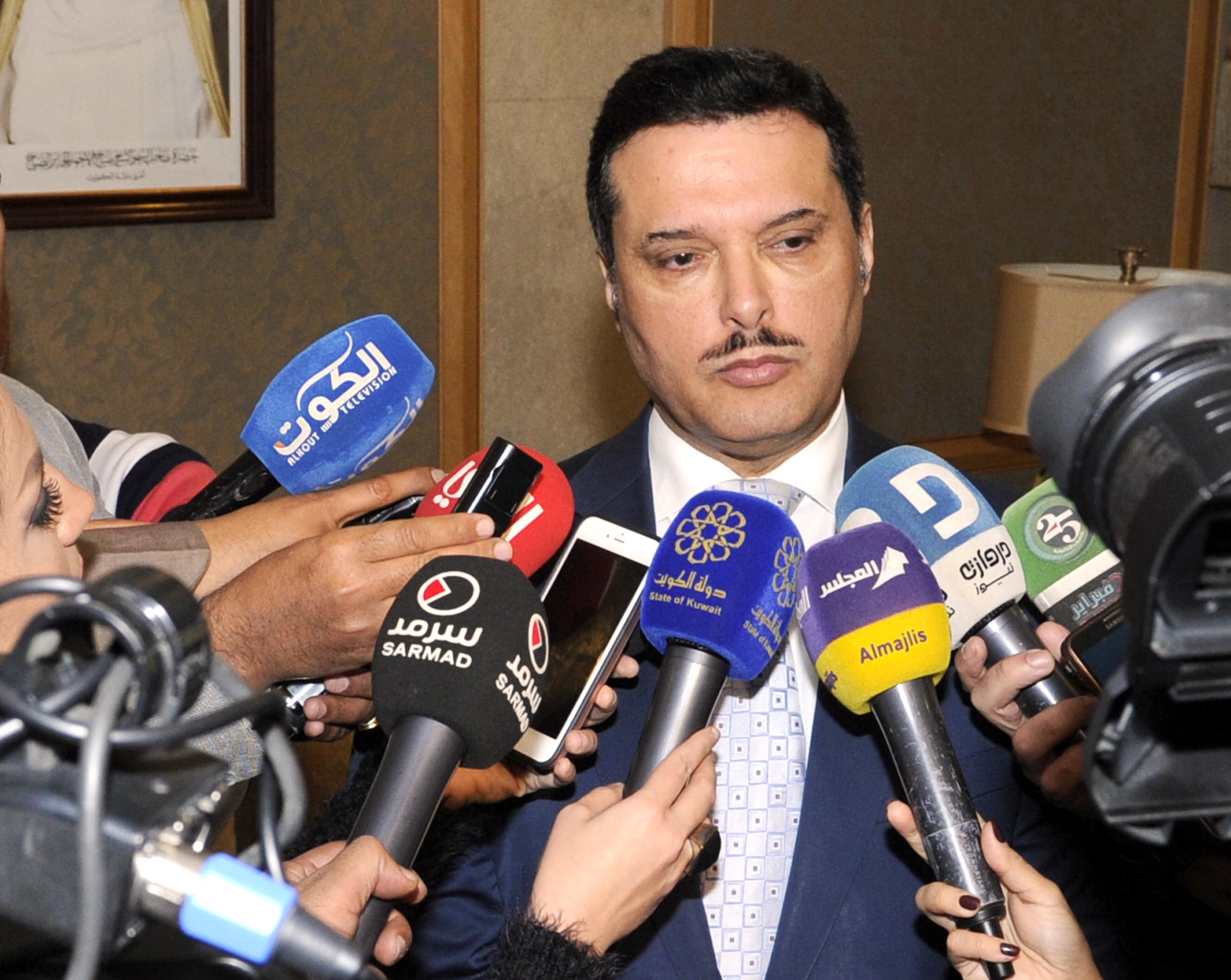 وزير الصحة الدكتور جمال الحربي أثناء تصريحه للصحافة