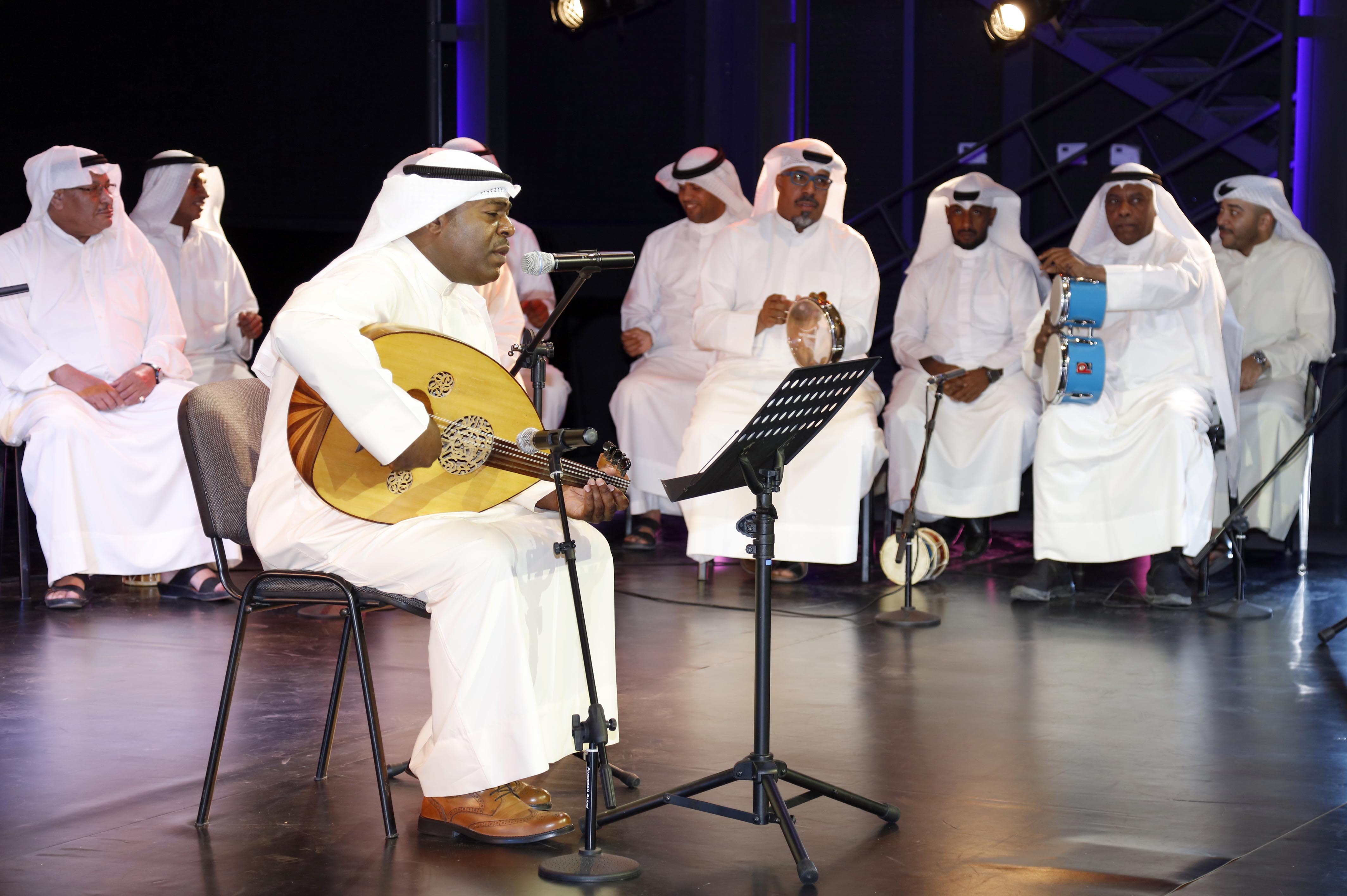 الفنان عبدالوهاب الحمادي يغني خلال حفلة (ليلة الفنان راشد الحملي) التي نظمها مركز اليرموك الثقافي الكويتي
