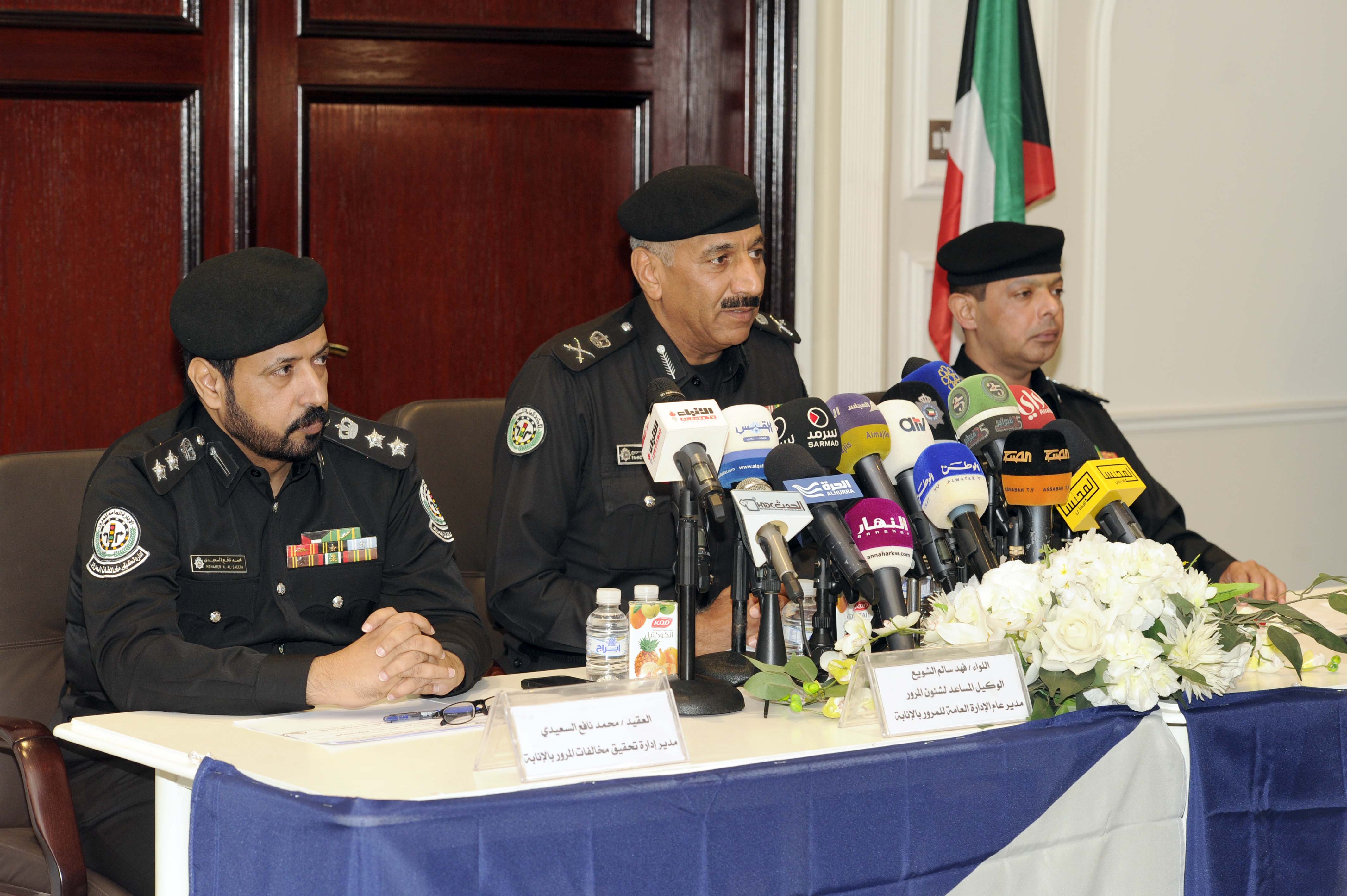 الوكيل المساعد لشؤون المرور اللواء فهد الشويع والمدير العام للادارة العامة للعلاقات والاعلام الامني العميد عادل الحشاش خلال المؤتمر الصحفي