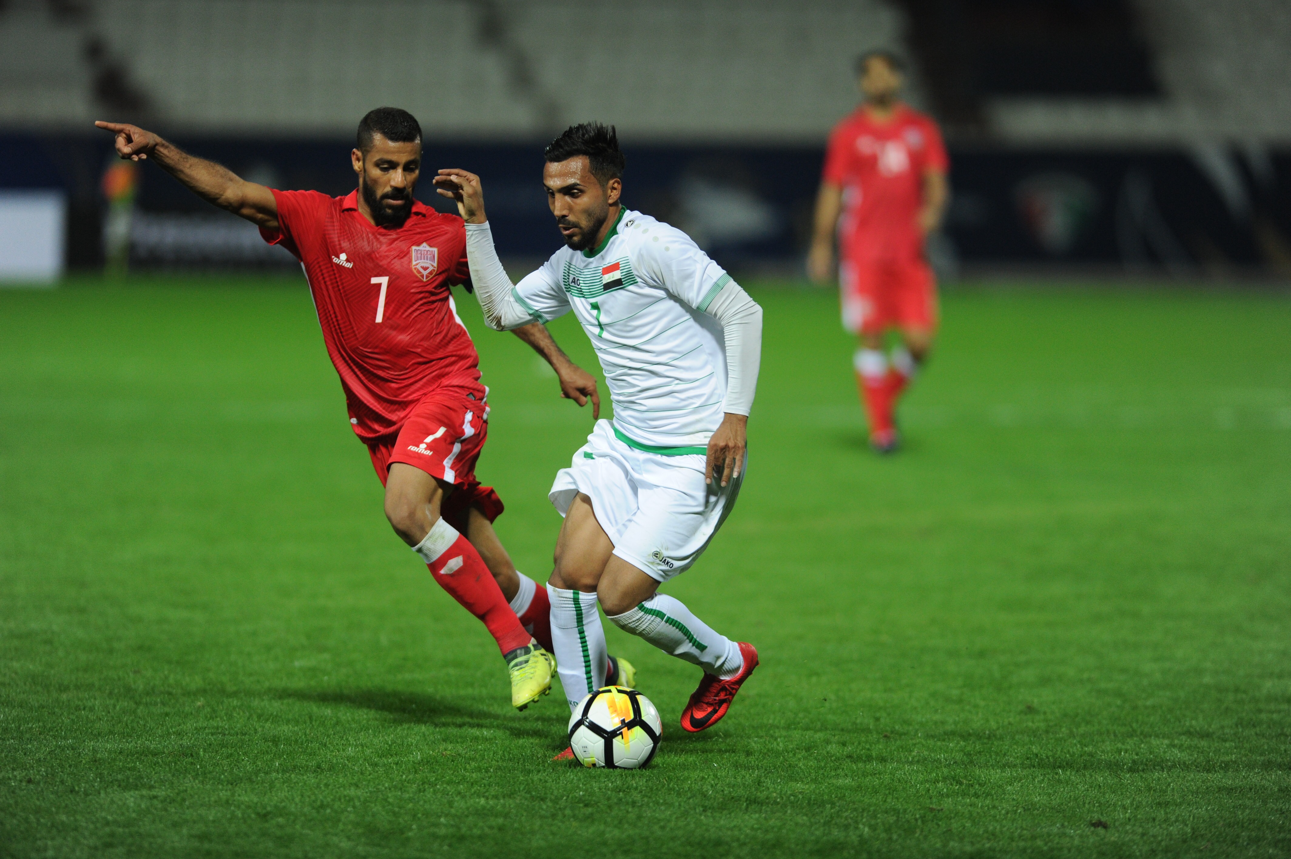 جانب من مباراة منتخبي العراق والبحرين في منافسات المجموعة الثانية لبطولة كأس الخليج العربي لكرة القدم ال23