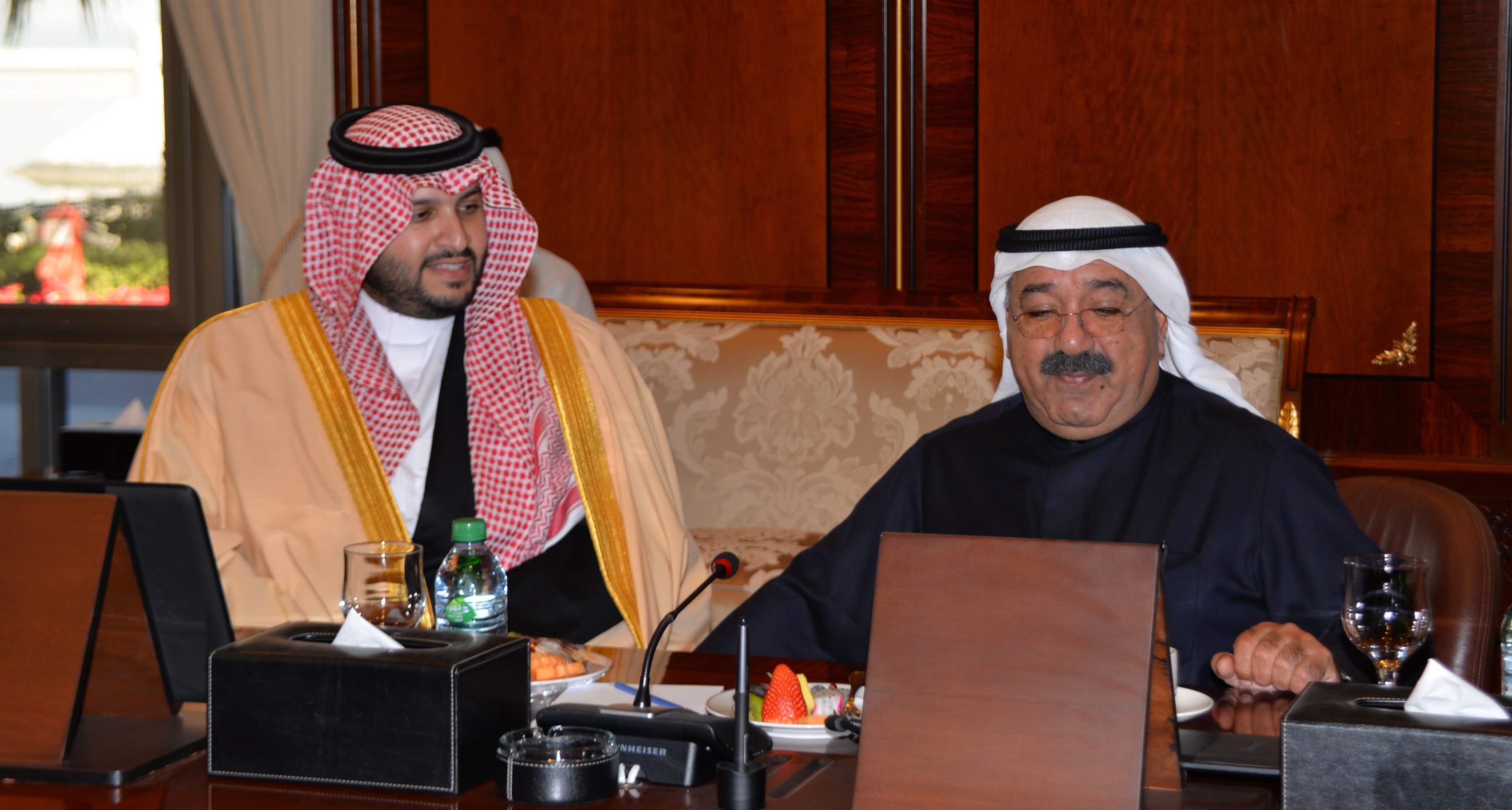 النائب الأول لرئيس مجلس الوزراء ووزير الدفاع الكويتي الشيخ ناصر صباح الأحمد الصباح خلال تلقيه دعوة ولي العهد ونائب رئيس مجلس الوزراء ووزير الدفاع بالمملكة العربية السعودية لزيارة المملكة