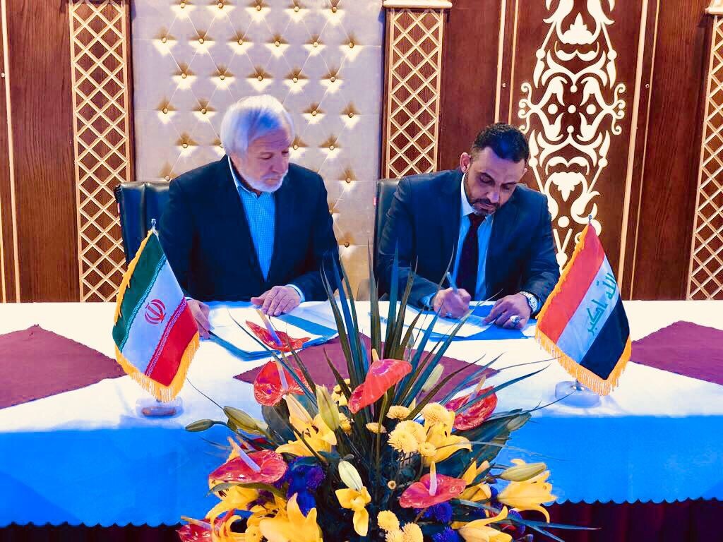 Representatives of the Iraqi and Iranian sides sign the agreement