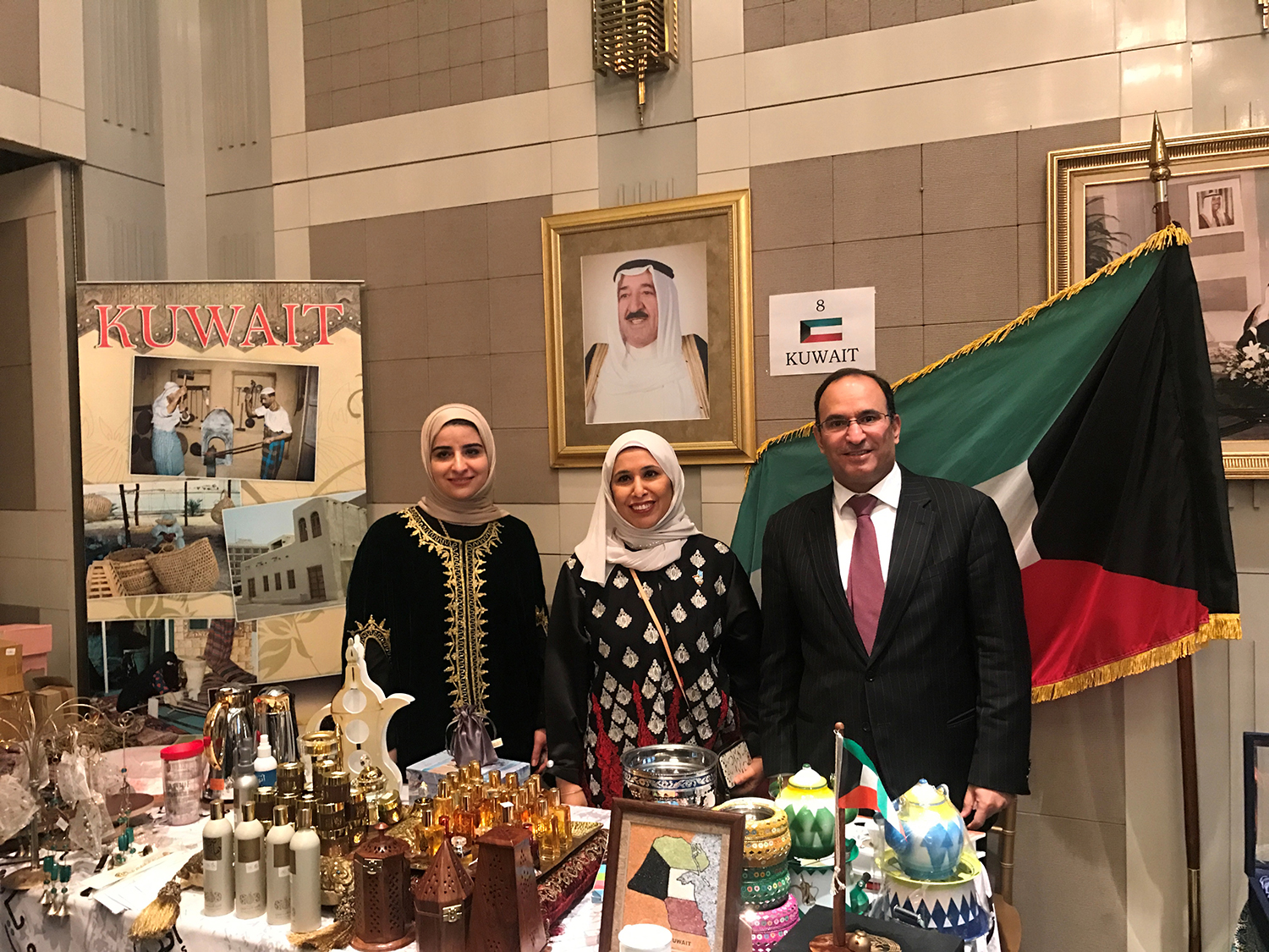 الممثل الدائم لدولة الكويت لدى الأمم المتحدة السفير منصور العتيبي في السوق الخيري