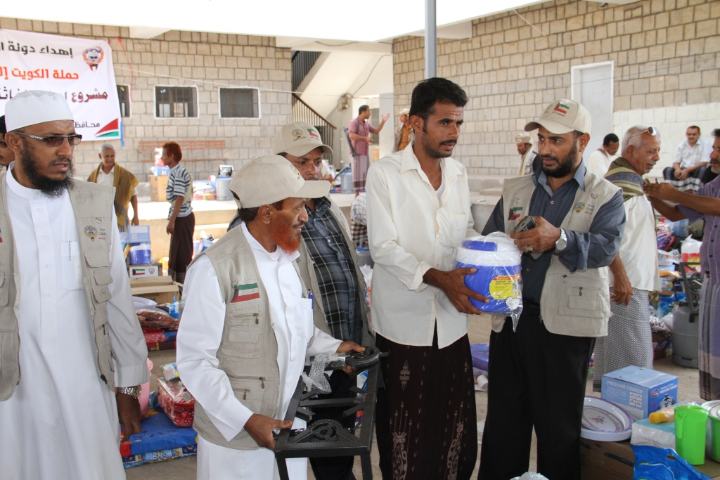 "Kuwait beside you" distributes relief items to Yemen's Lahj