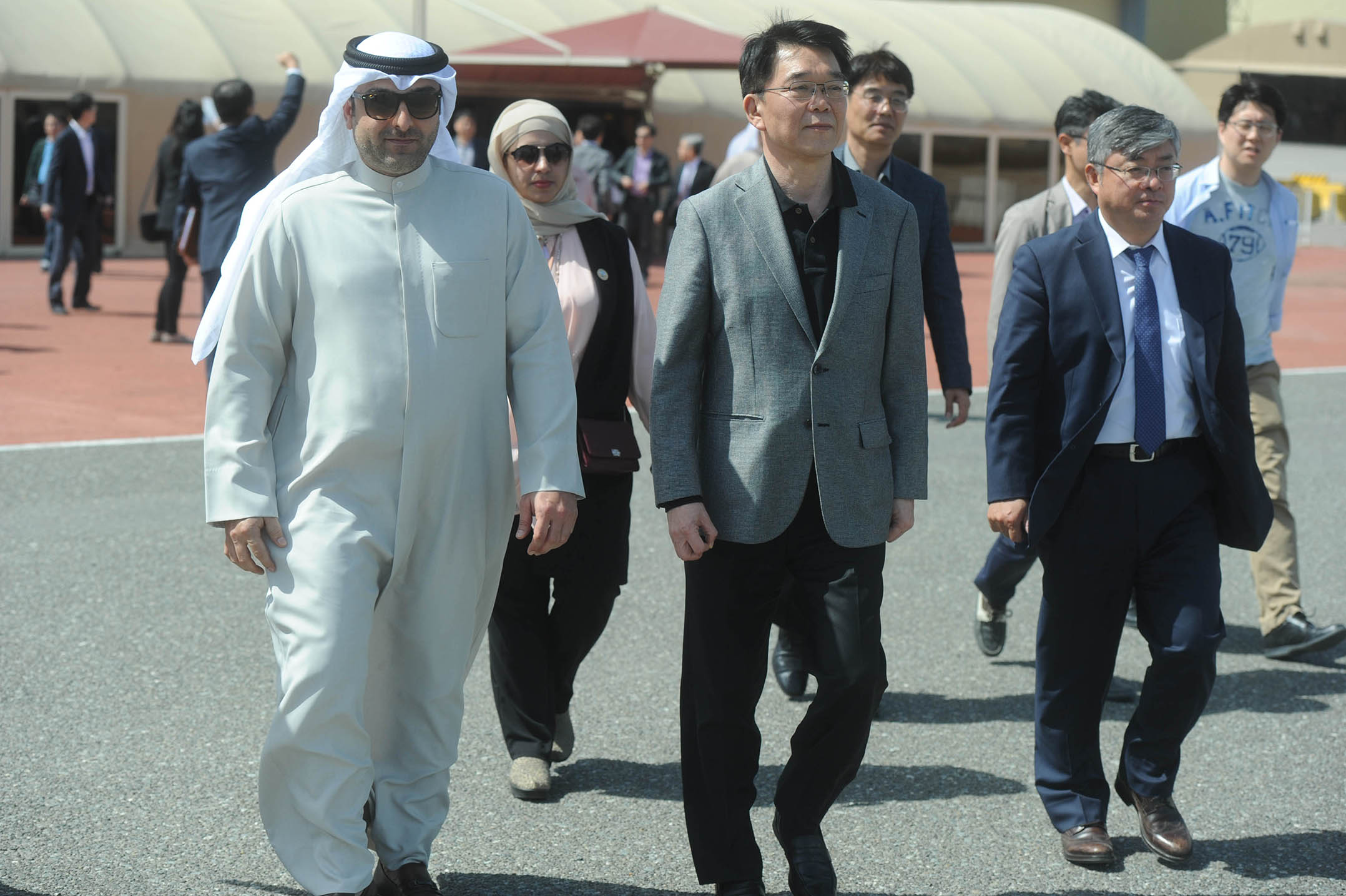 Minister of State for Housing Affairs and Services Yasser Abul with South Korean Minister of Transports Kan Hoin