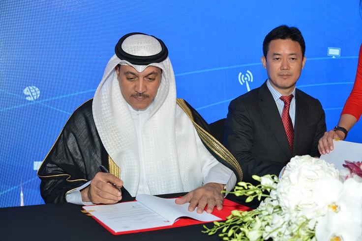 رئيس مجلس إدارة الهيئة العامة للاتصالات وتقنية المعلومات الكويتية  المهندس سالم الأذينة خلال توقيع المذكرة
