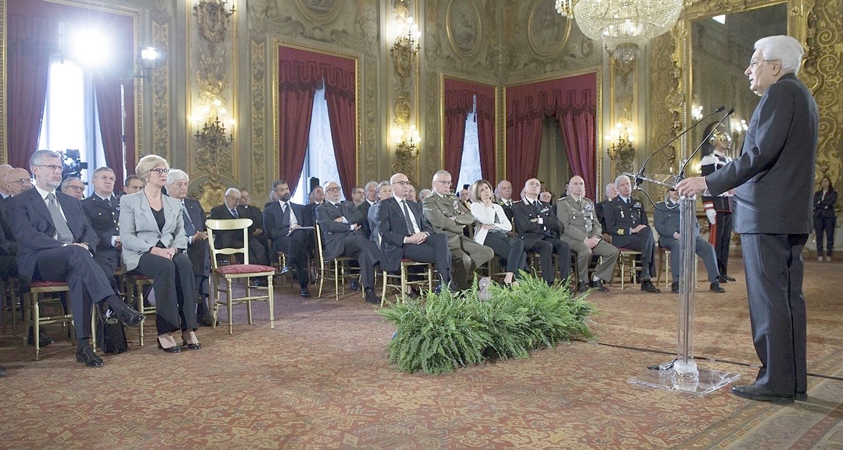 الرئيس الايطالي سيرجو ماتاريللا خلال لقائه بممثلي المحاربين القدامى بقصر (الكويرينالى) الجمهوري