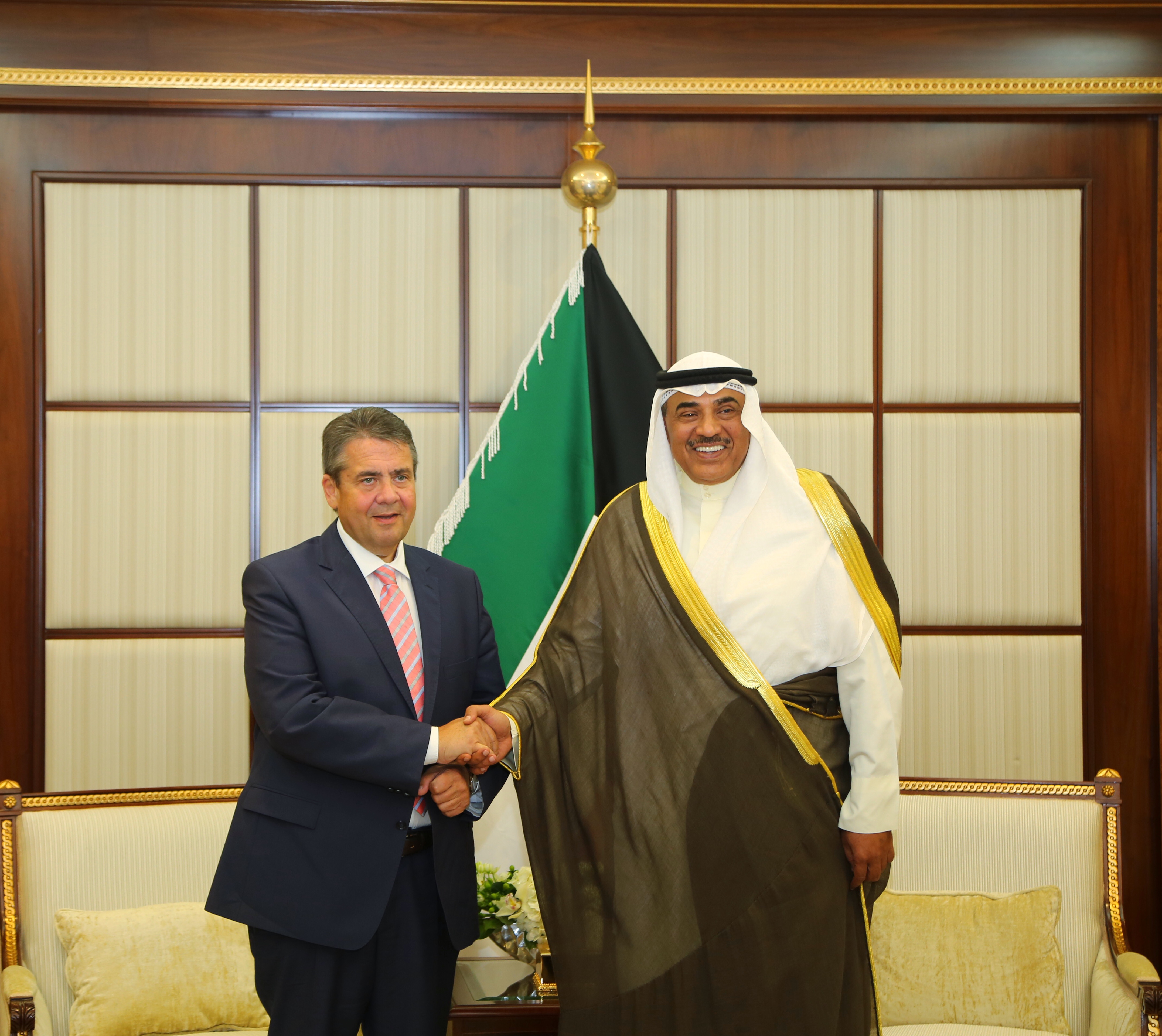 وزير الخارجية الكويتي الشيخ صباح خالد الحمد الصباح خلال استقباله وزير الخارجية الألماني زيغمار غابرييل