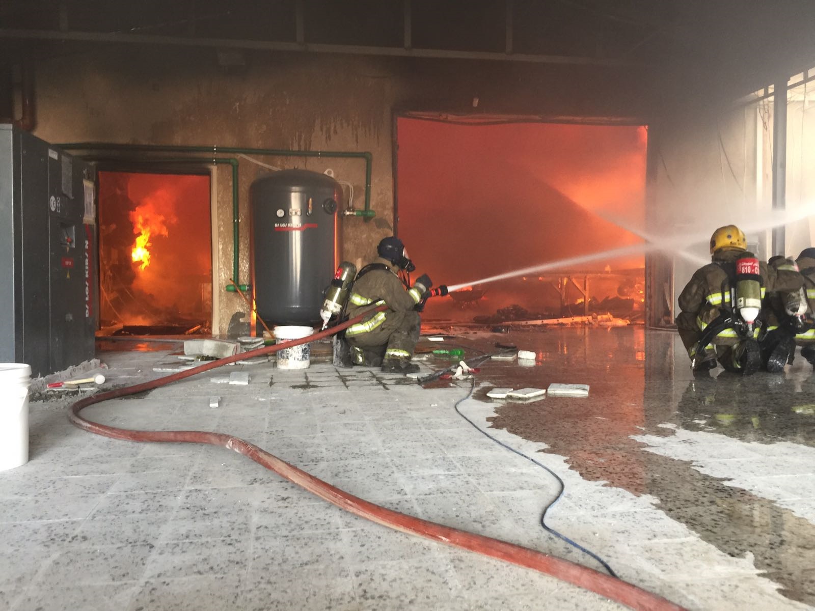 رجال الإدارة العامة للإطفاء خلال محاولة السيطرة على حريق اندلع بمصنع للأخشاب بمنطقة (امغره)
