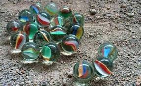 (التيلة) كرة زجاجية ذات الوان مختلفة احدى الالعاب الشعبية الجماعية في الكويت قديما