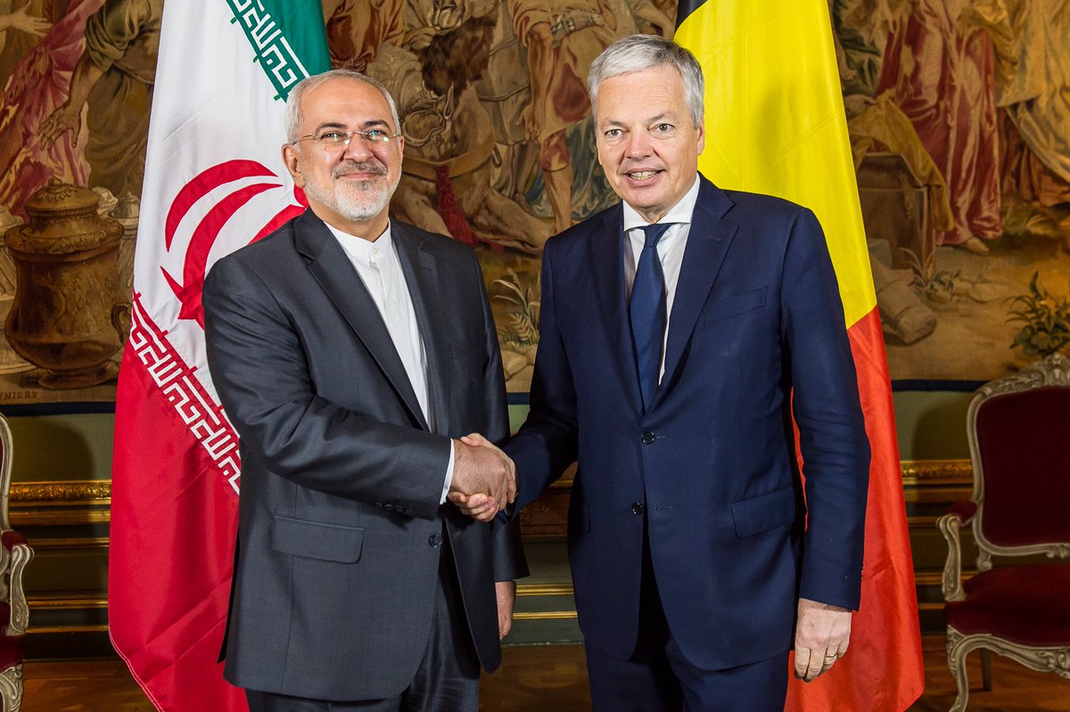 وزير الخارجية البلجيكي ديدييه ريندرز مع نظيره الإيراني جواد ظريف