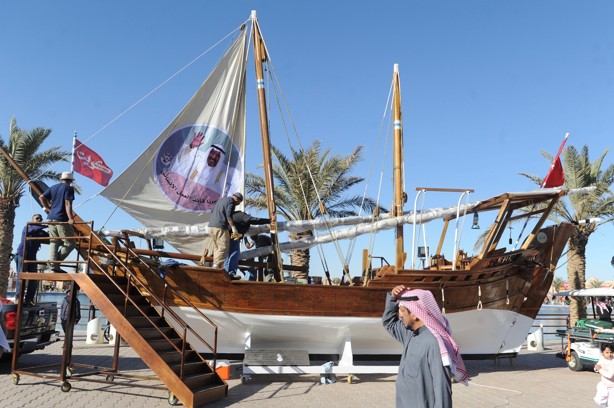 Kuwaiti youth builts a wooden dhow naming it "boom of the Humanitarian Leader"	