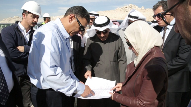 وزيرة الدولة لشؤون الاسكان ووزيرة الدولة لشؤون الخدمات الدكتورة جنان بوشهري خلال جولة تفقدية في مشروع جنوب المطلاع الاسكاني